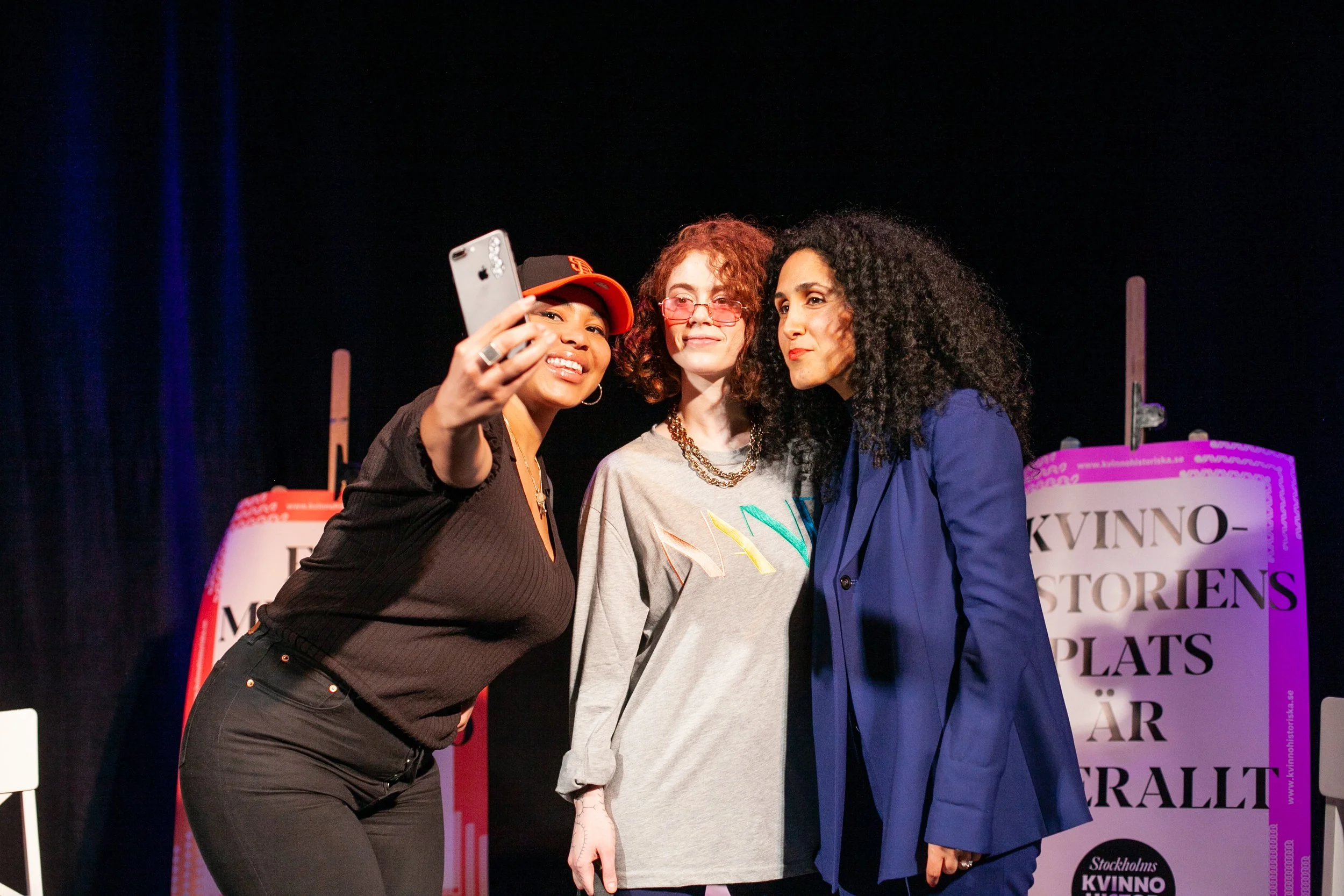 Foto när medverkande tar en selfie.