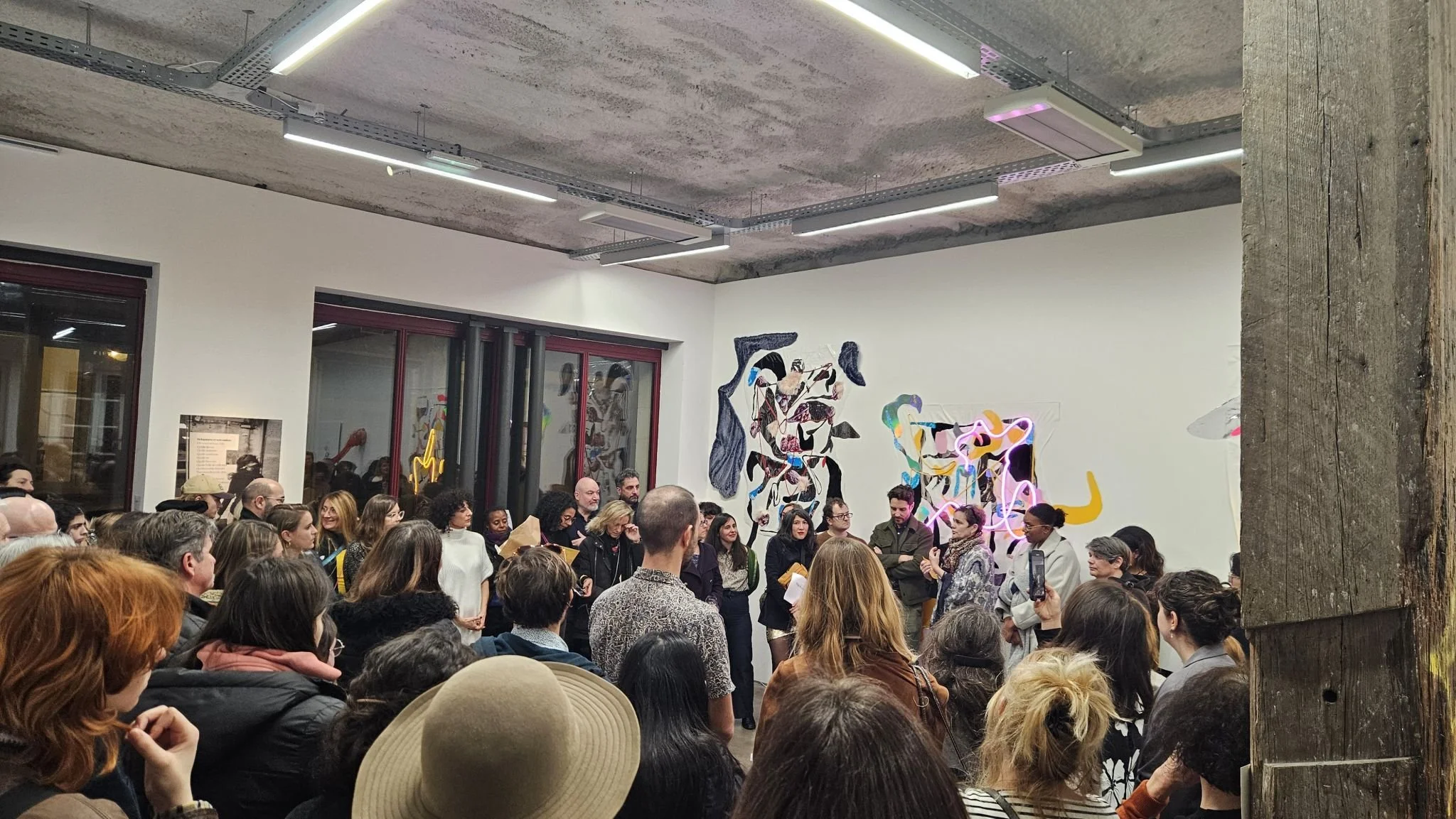 Besökare i utställningen Breaking this silence