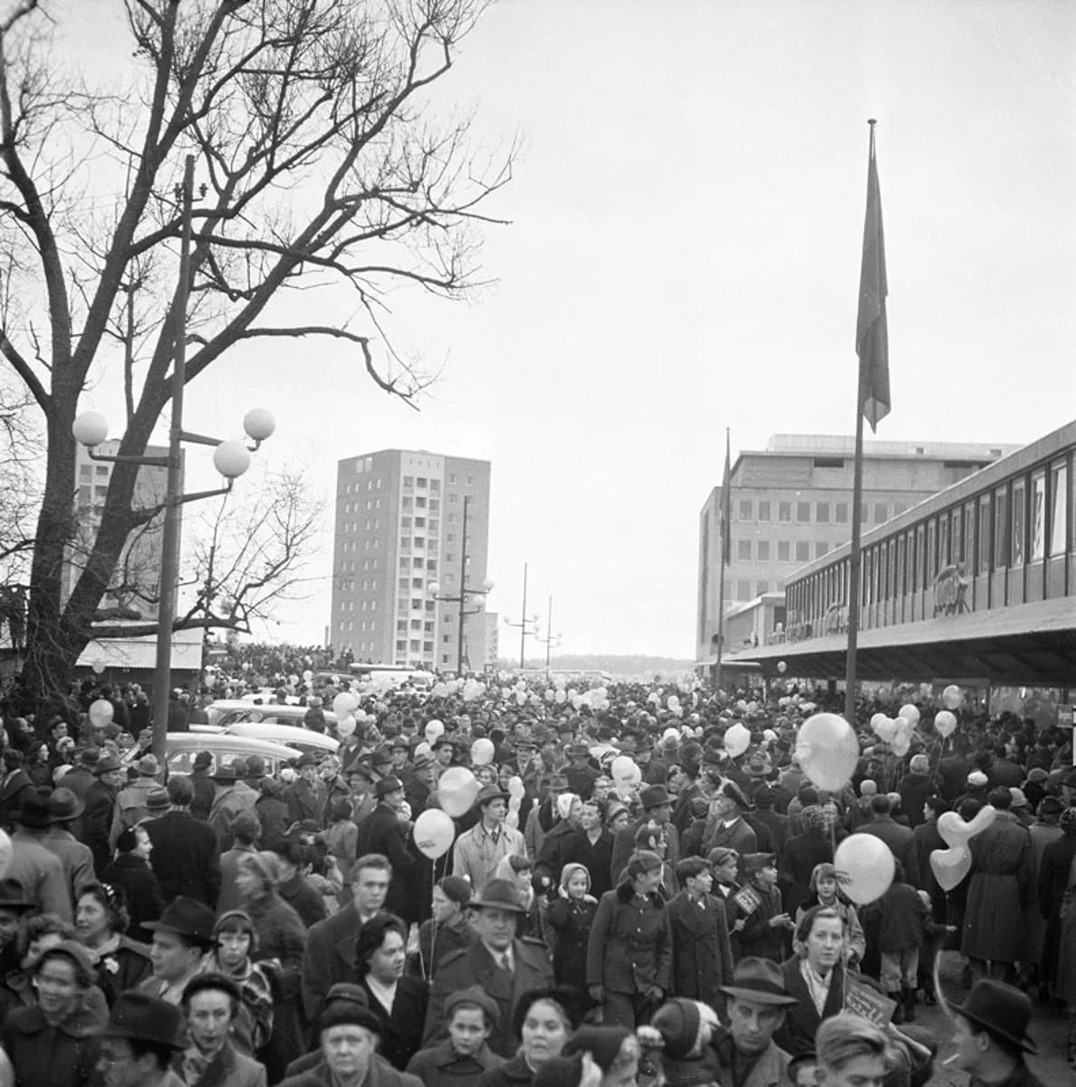 Folksamling vid invigning av Vällingby centrum.