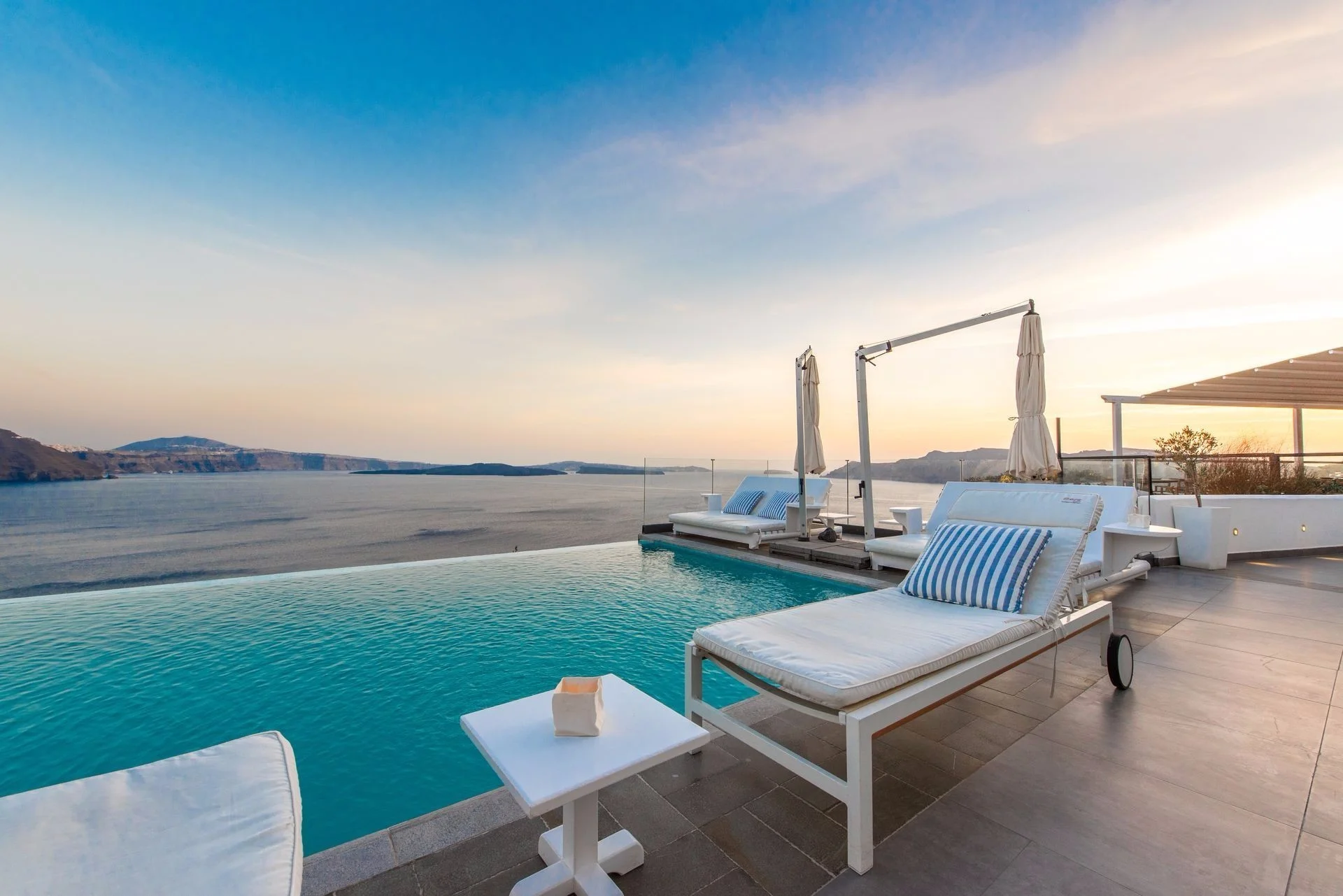 luxury-hotel-in-santorini.jpg