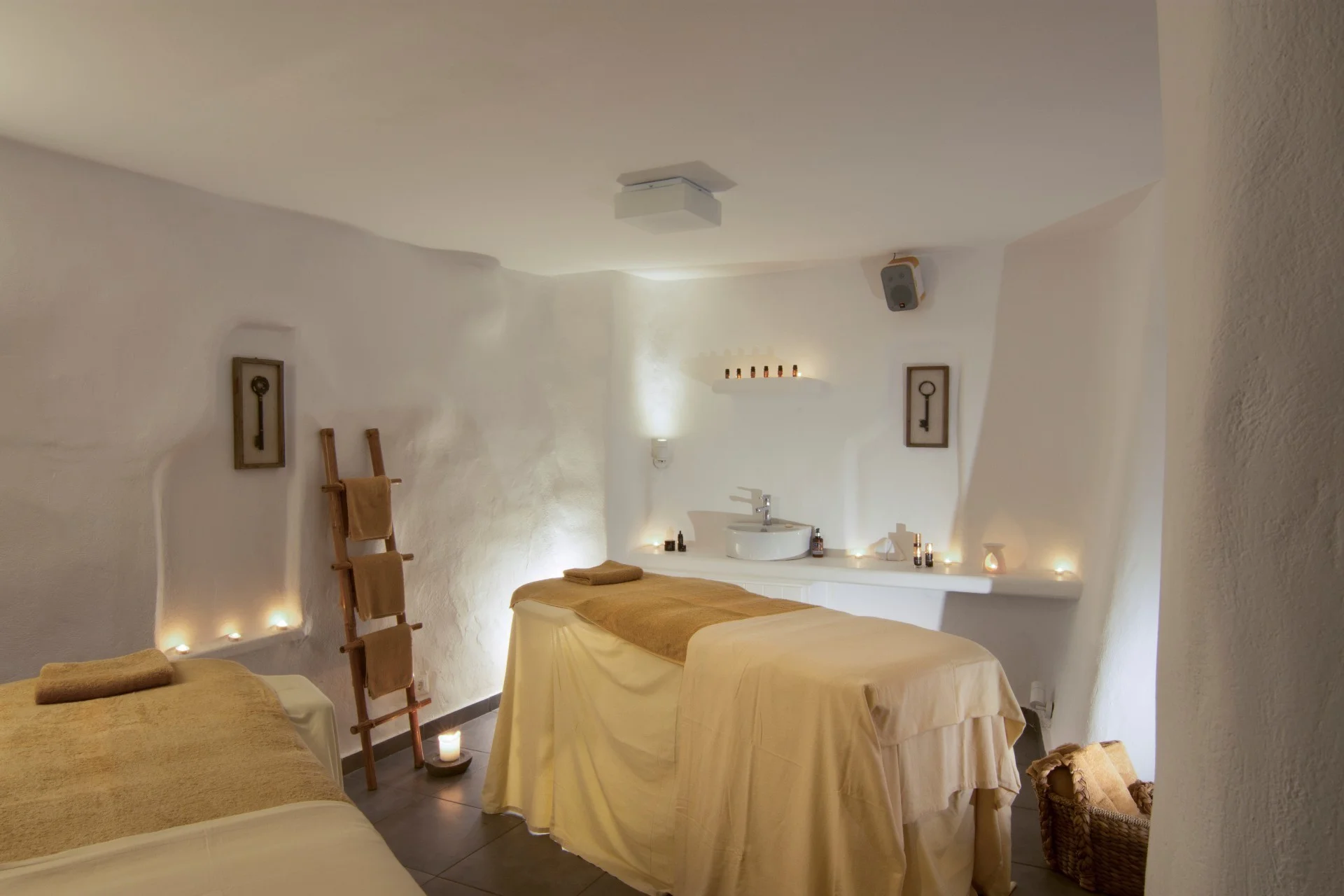 luxury-hotel-in-santorini.jpg