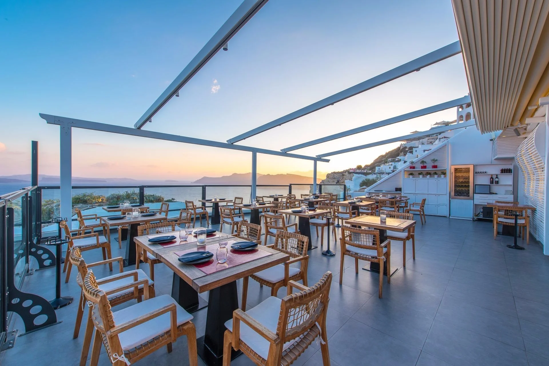 luxury-hotel-in-santorini.jpg