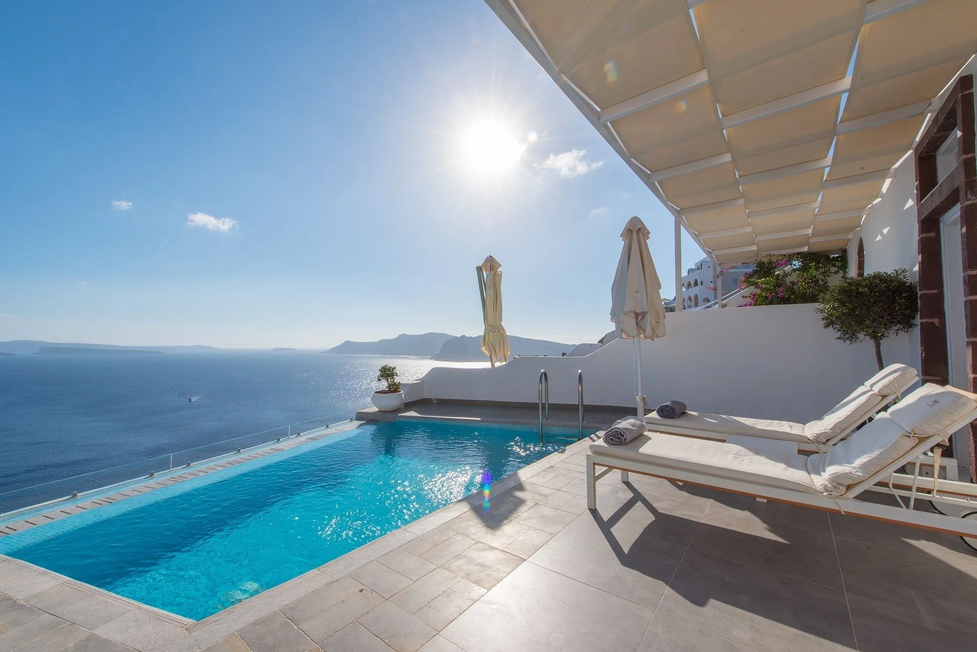 luxury-hotel-in-santorini.jpg
