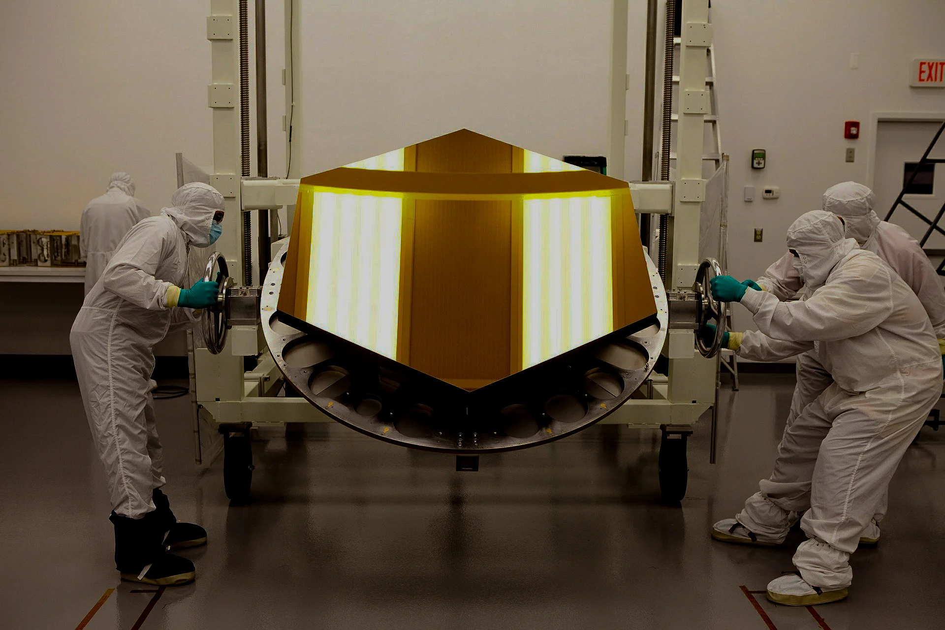 space-telescope-561370_1920.jpg