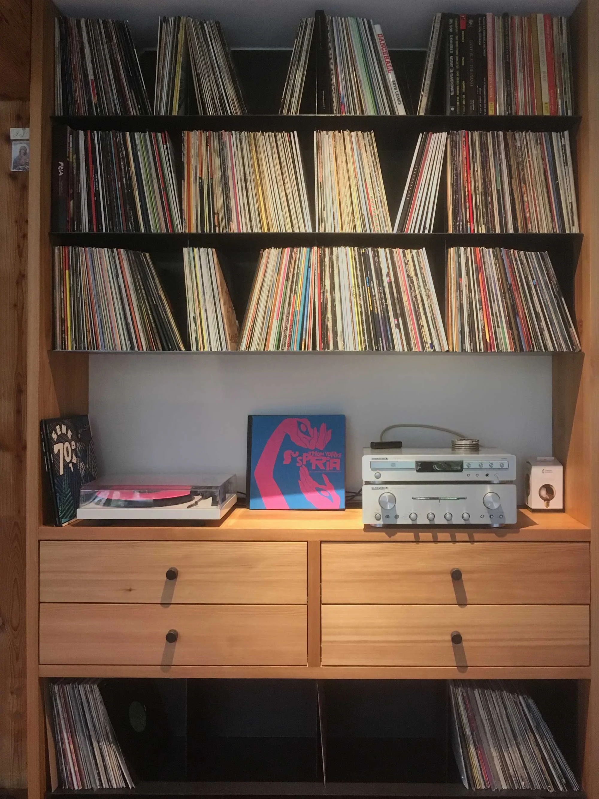 Meuble à&nbsp;vinyls en&nbsp;mélèze et&nbsp;rayons métalliques pour un&nbsp;particulier