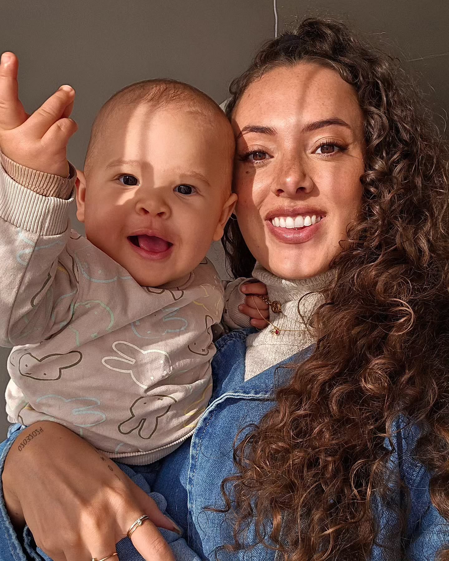 Momlife summed up in 2 pictures 😭 Once you're happy, wellrested and on schedule.. Life, sleep regressions and teething will slap you in the face 🤣🤣

#momlife #momstruggles #parenthood #parenthumor #moederschap