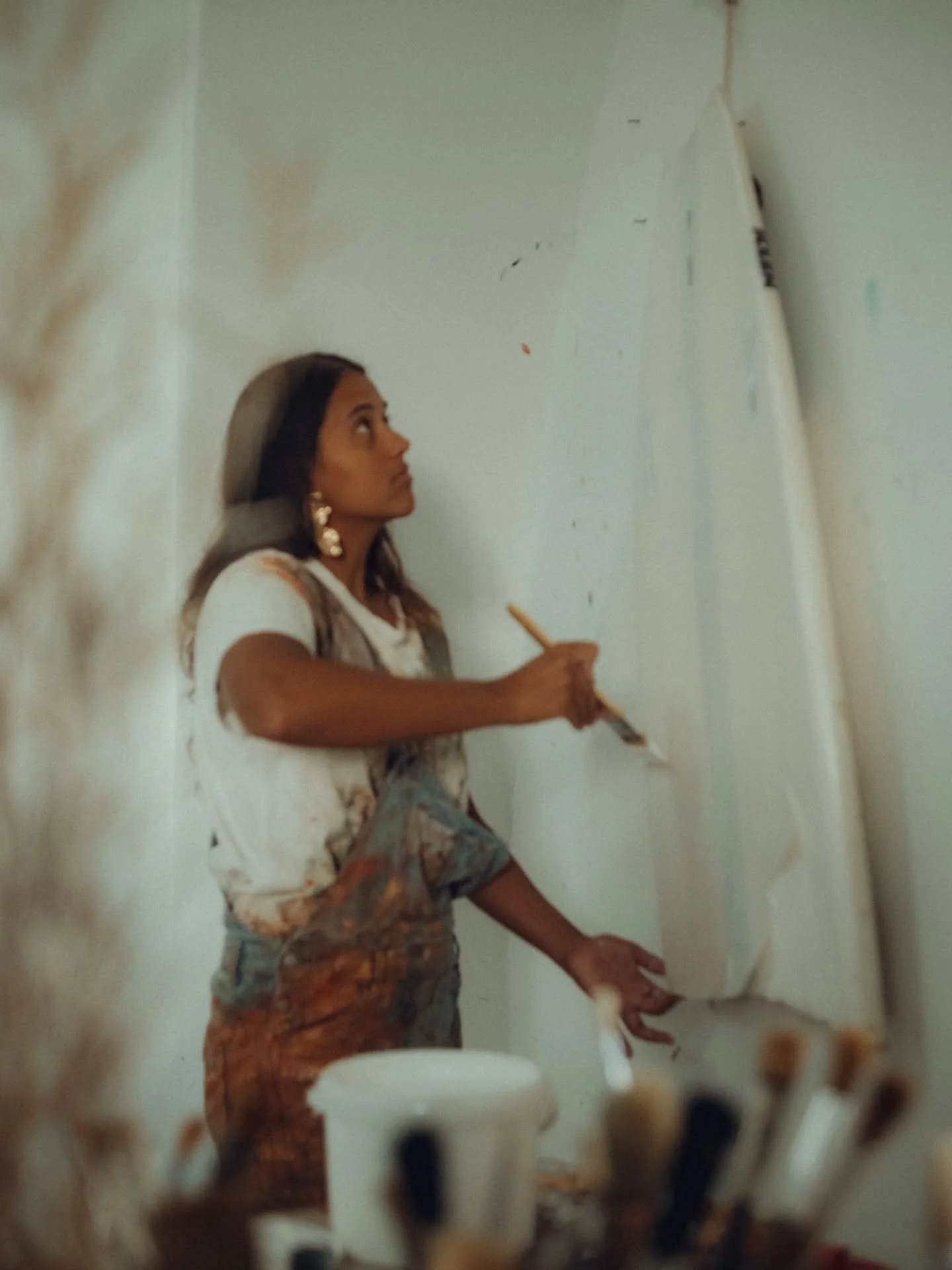 Yesterday, between two dreamy surf sessions 🌊 @noahspocketcamera stopped by @celia.rako studio to capture something truly special : the very first brushstrokes on a broken surfboard that she received from @azoressurfcenter some time ago 💙
These mo