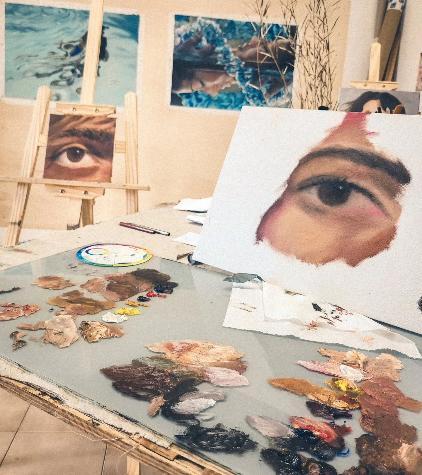 ✨ Little throwback to last Sunday’s workshop!
Huge shoutout to all the participants, you truly outdid yourselves! 🙌
During this 3-hour session, we explored facial features, colour mixing, blocking, and (most importantly!) blending : the secre
