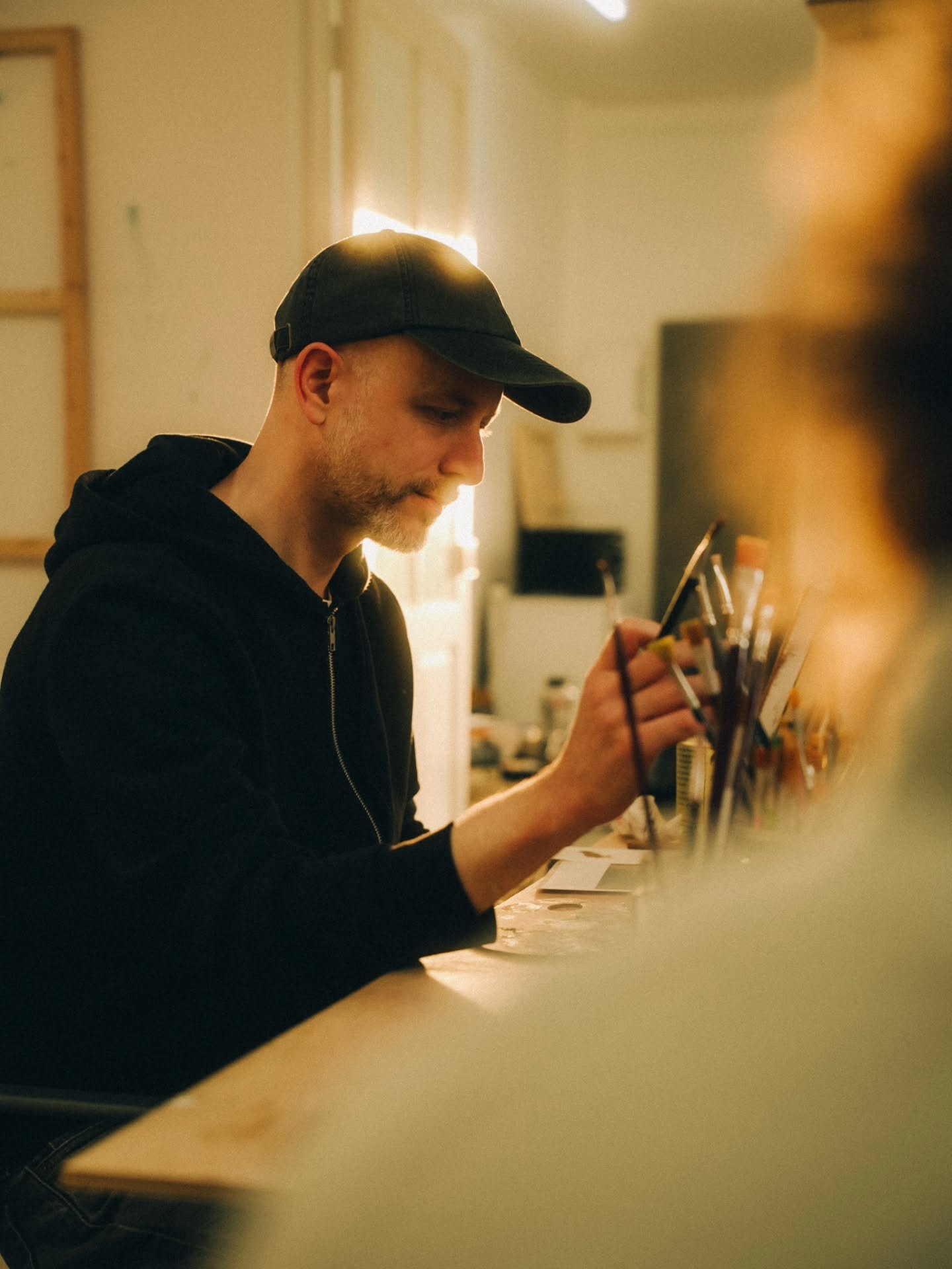Golden hour at the studio, immortalised by @theresa_m_krause during our November Art x Surf Retreat ✨

These shots transcribe perfectly the warmth, focus and progress that was experienced these days.

From following carefully the tips to getting to s