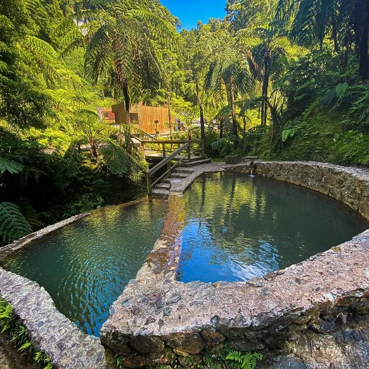 S&atilde;o Miguel&rsquo;s hot springs are not just places, they&rsquo;re rituals of slow time :
Volcanic heat rising from the earth, mineral water, mist, silence, and jungle air.

Here are some of the most iconic hot springs on the island:

1. Caldei