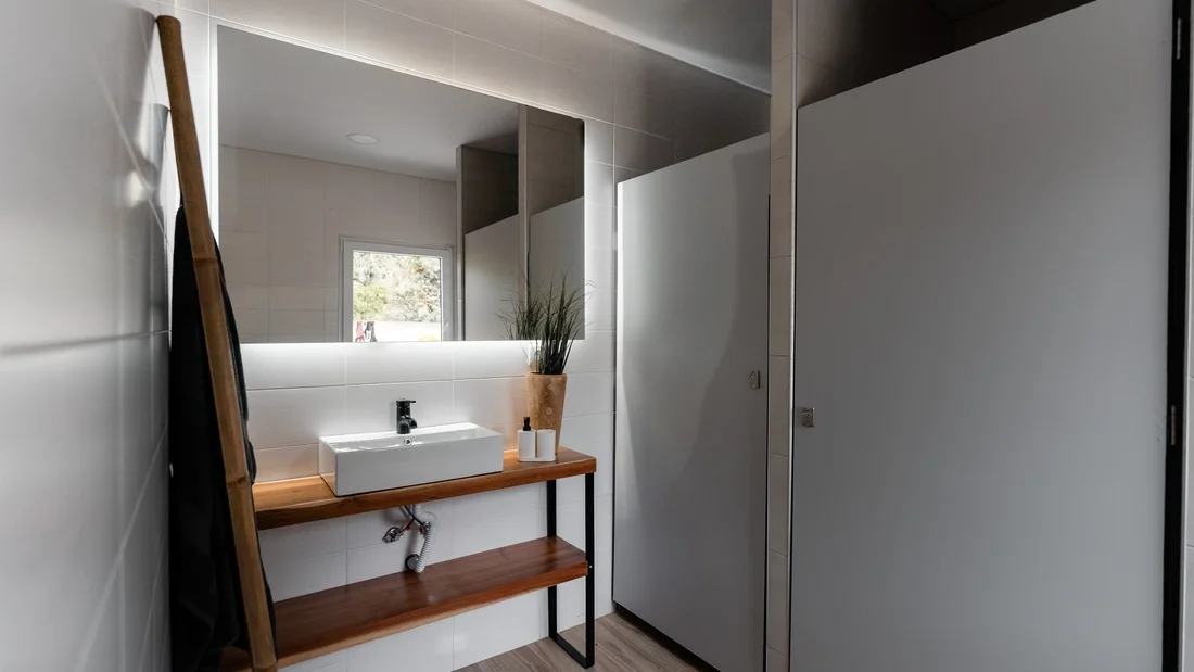 csm_surfcamp-portugal-azores-bad-badezimmer-spiegel-waschbecken-bunkbed-43_64104bb74f.webp