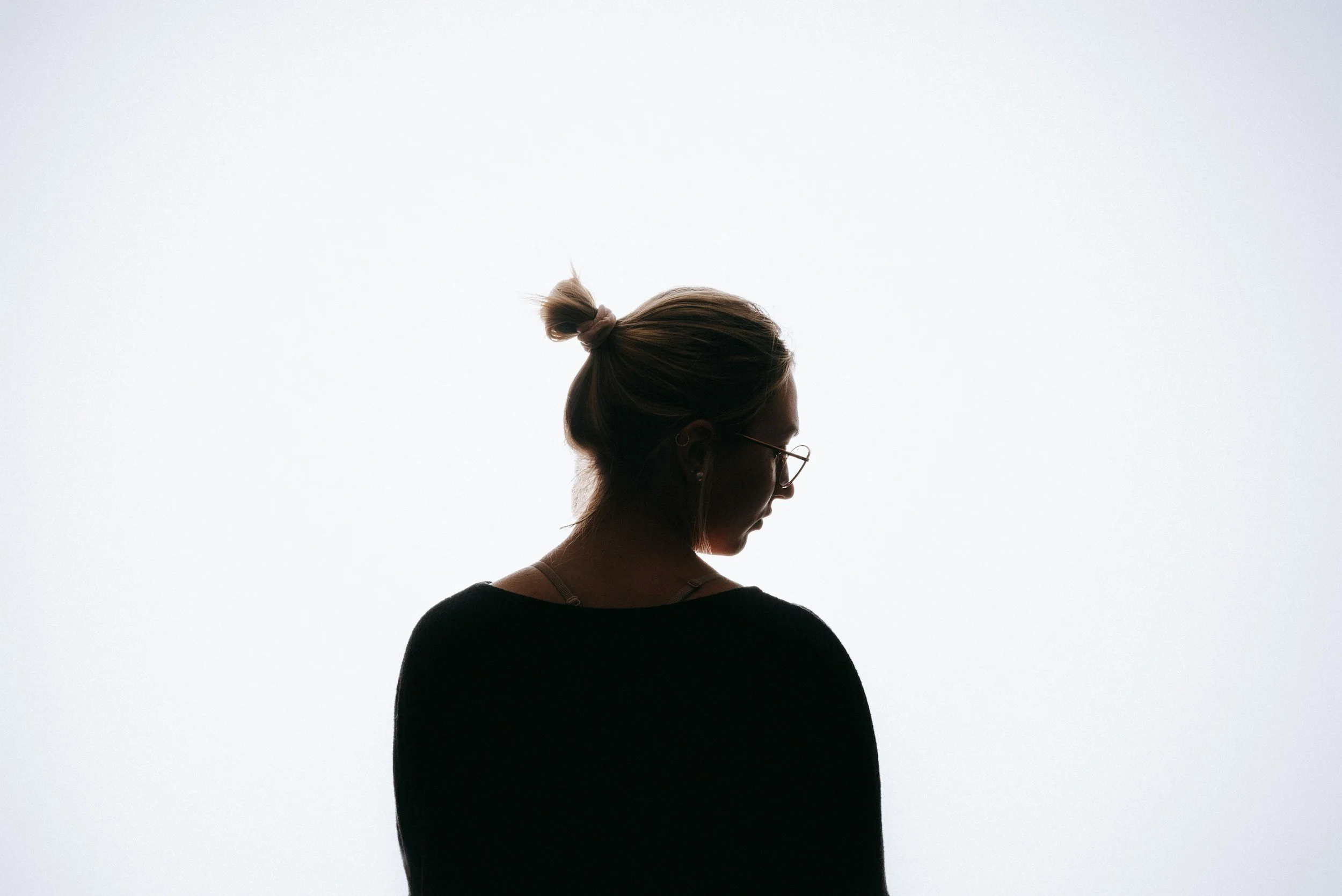 avoidant attachment woman turned away