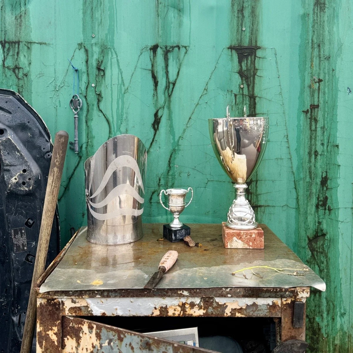 Kas materjal v&otilde;i v&auml;&auml;rtuslik ese?

Need karikad on toodud meie vanametalli platsile&hellip;
Aga panime need k&otilde;rvale, sest m&otilde;ni ese on rohkem kui materjal, millest nad valmistatud on.

Metallieksport O&Uuml; &ndash; vanam