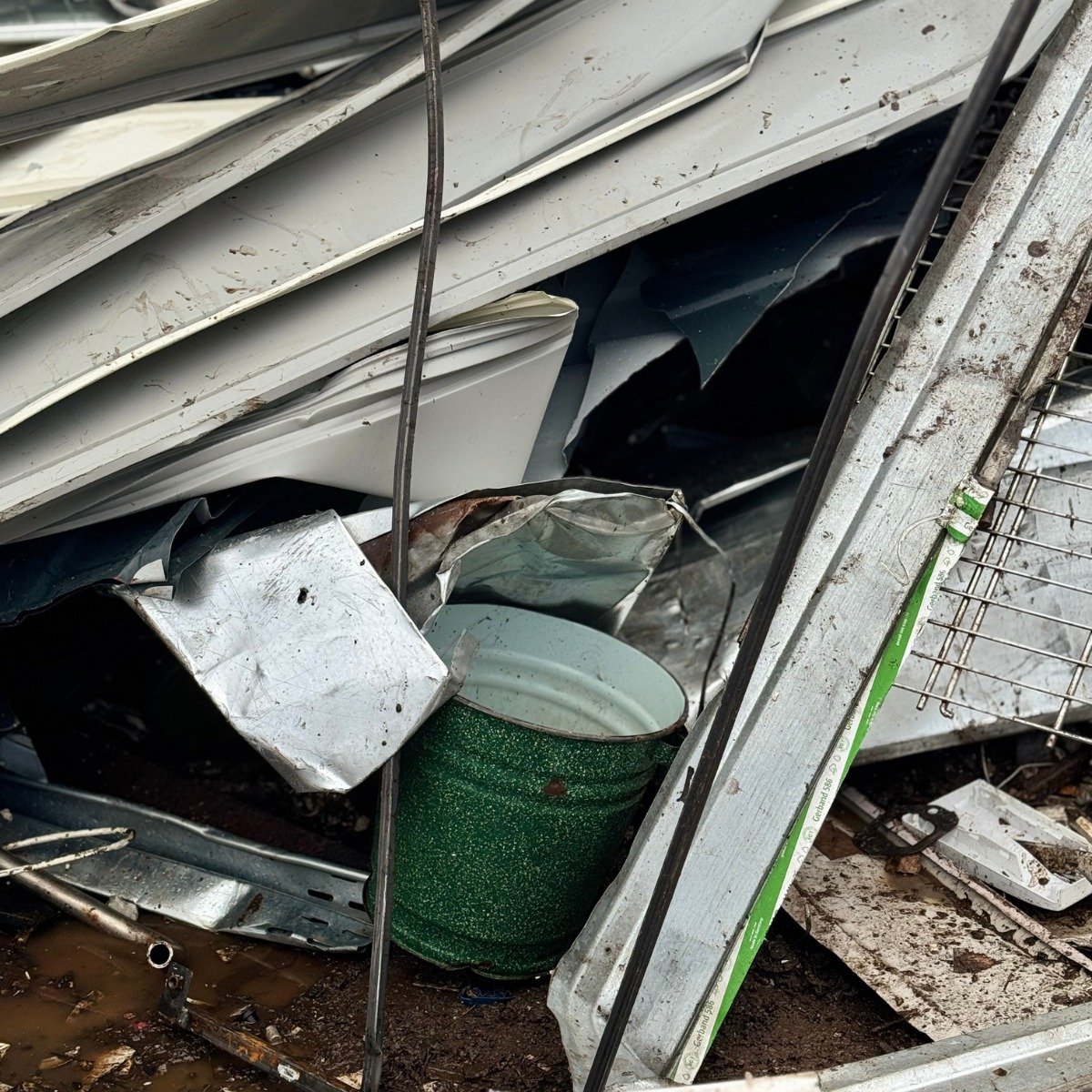 See on okei, kui m&otilde;nda asja enam vaja ei l&auml;he.
K&otilde;ik ei pea kestma igavesti.

See &auml;mber ja muu metallikraam ei l&auml;he enam k&auml;iku, aga materjal on endiselt v&auml;&auml;rtuslik.
Too kasutu vanametall meile Metallieksport