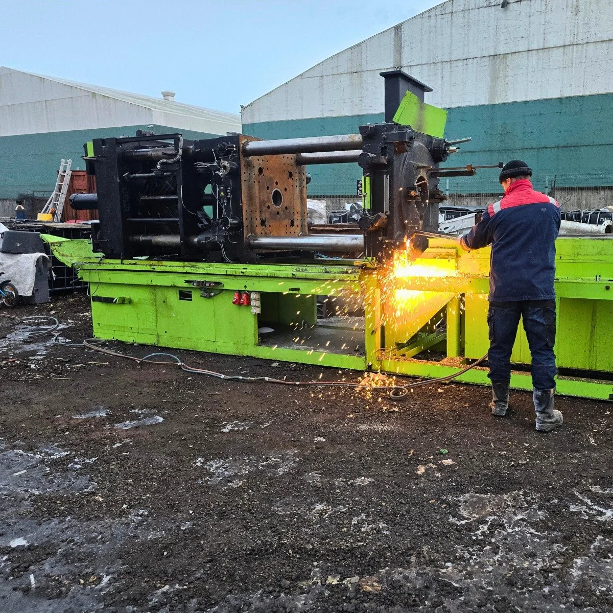 Suurem&otilde;&otilde;tmeliste metallkonstruktsioonide demonteerimine ja &auml;ravedu 📞 +372 530 69000 📩 info@metallieksport.ee

M&otilde;ni asi ei mahu lihtsalt konteinerisse.
Pole probleemi &ndash; t&uuml;keldame, demonteerime ja viime &auml;ra.
