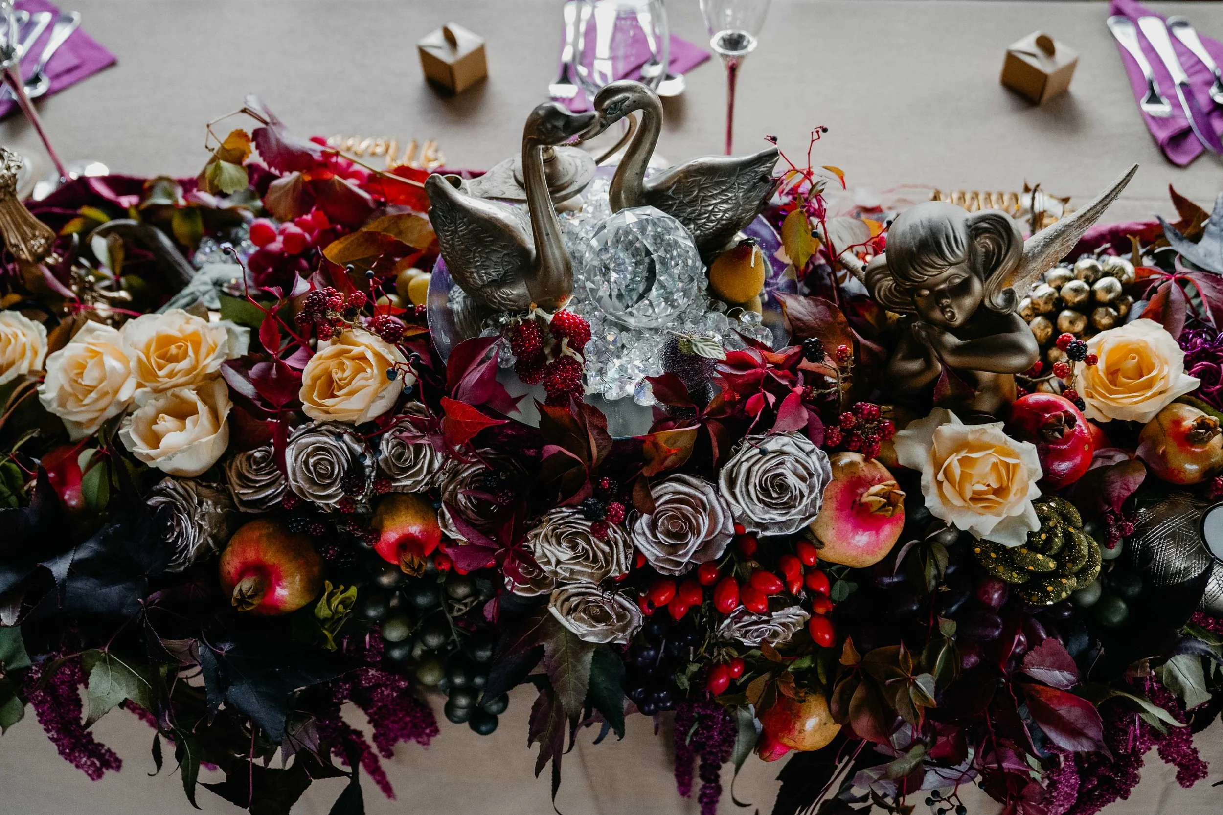 flower arrangement with bronxe swans cut cyrstal and roses