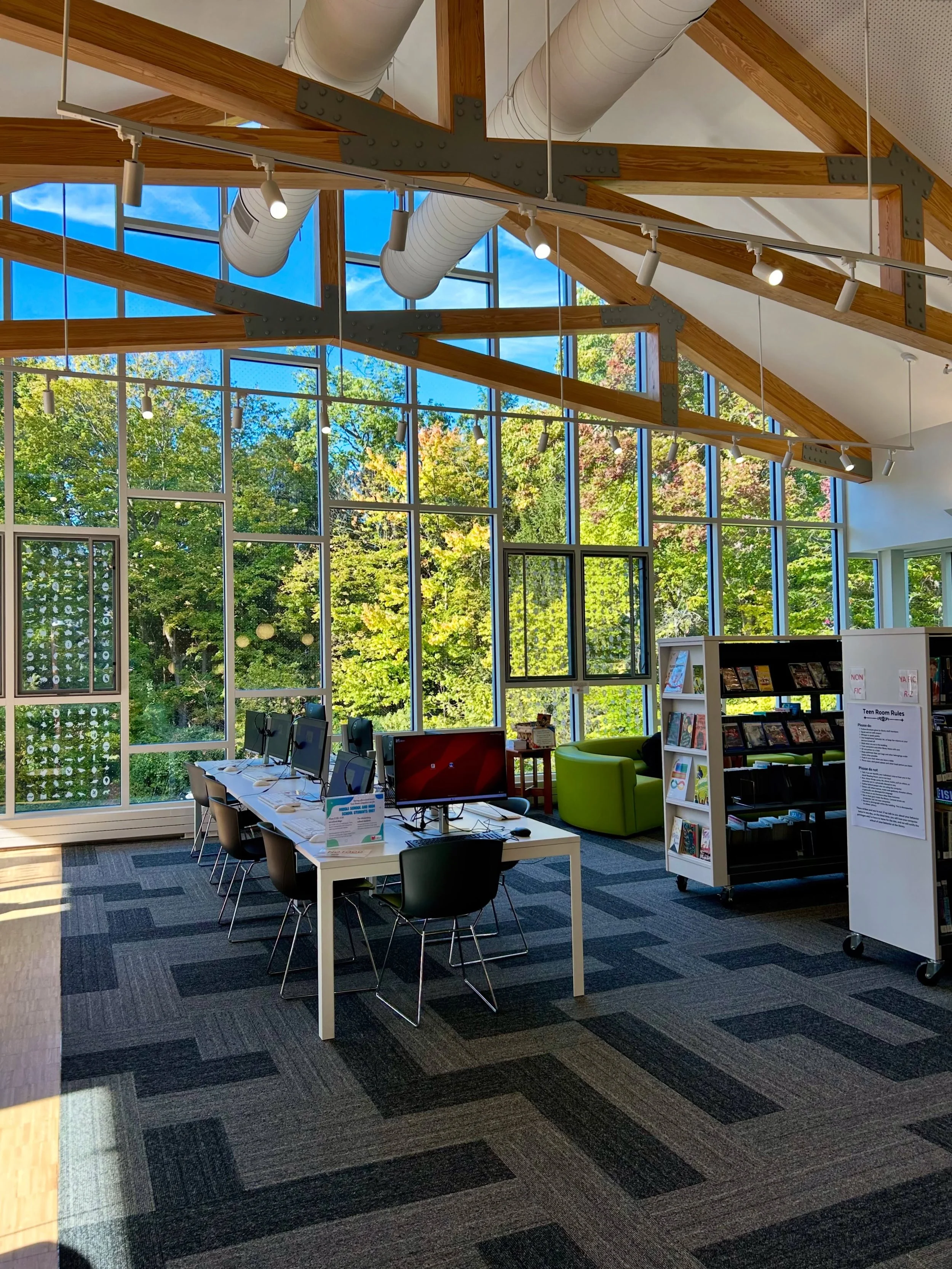 ICYMI Main Library is now open on Sundays from 1PM-4PM! Enjoy stunning autumn views over Maplewood Memorial Park while you read your book, get your work done, or simply relax in our beautiful library 🍂🍁