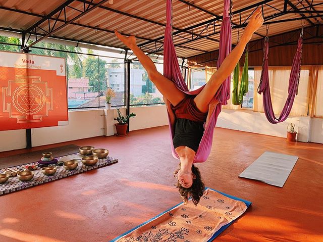 Private Accro Yoga with Joseph Sham 🙏🏼 A great indian yoga teacher I met in Kochi 🧘🏻&zwj;♀️ Private classes are the best 🤗 Trust your balance and (let) go upside down 🙃 .
.
#india #yoga #acroyoga #flyyoga