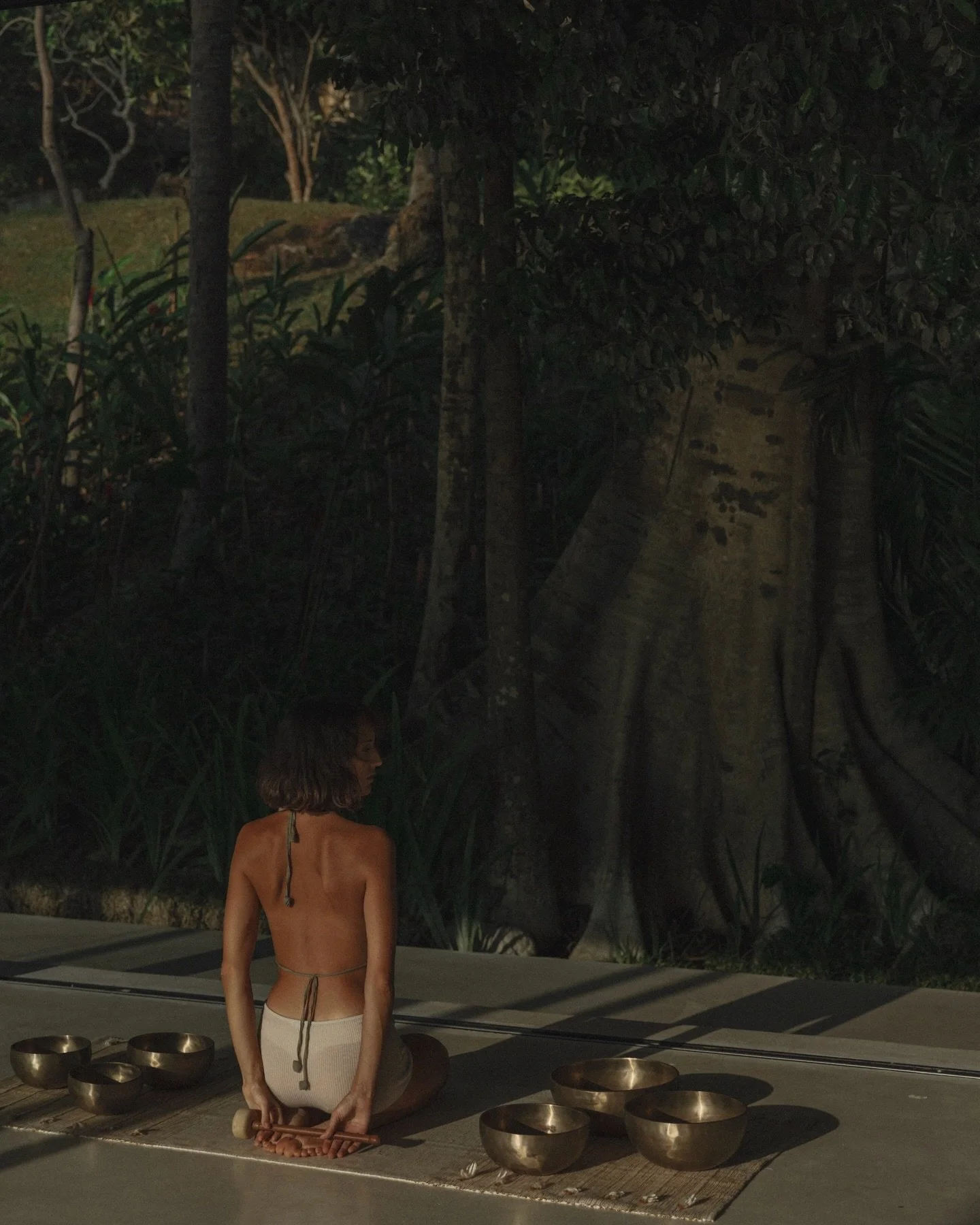 A few days at my favorite sanctuary @kurulubay

Hidden by a serene lake in southern Sri Lanka, surrounded by lush jungle and magnificent trees. The stillness, the light, the sounds... everything invites you to slow down and soften.

A space to slow d