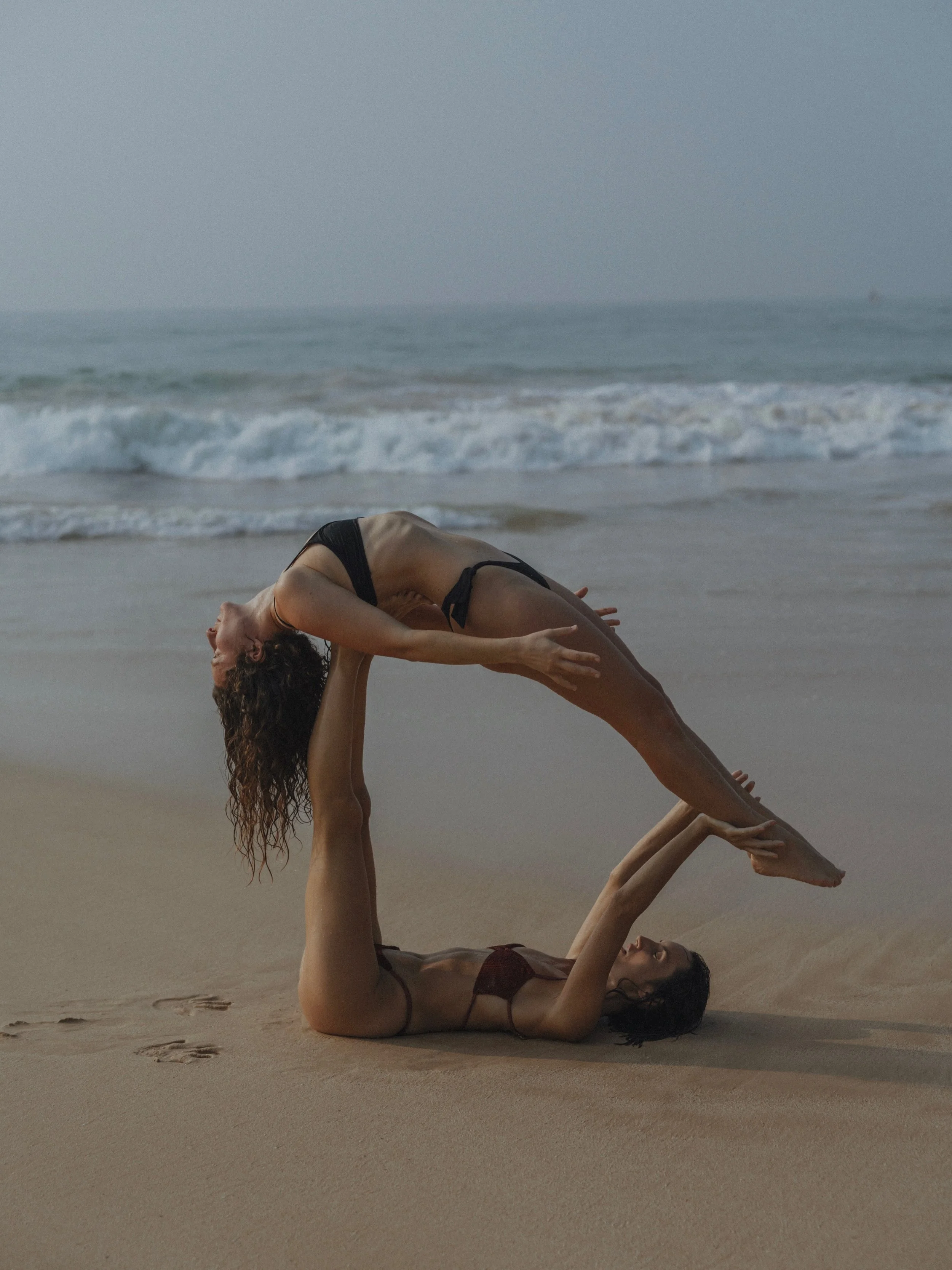 L&rsquo;acro yoga nous apprend &agrave; faire confiance, &agrave; l&acirc;cher prise, &agrave; &eacute;couter autrement.

C&rsquo;est une pratique de yoga o&ugrave; l&rsquo;attention est aussi port&eacute;e &agrave; l&rsquo;autre, o&ugrave; les respi