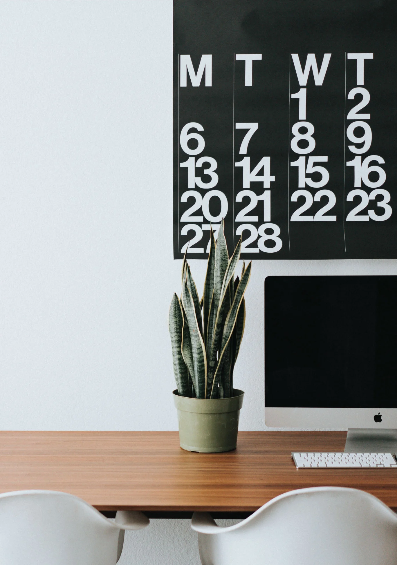 Tips to Help You Achieve Your Goals this Month | Setting monthly goals helps keep us accountable. On the blog, I share a few actionable things you can do to achieve your goals this month. Read more. //