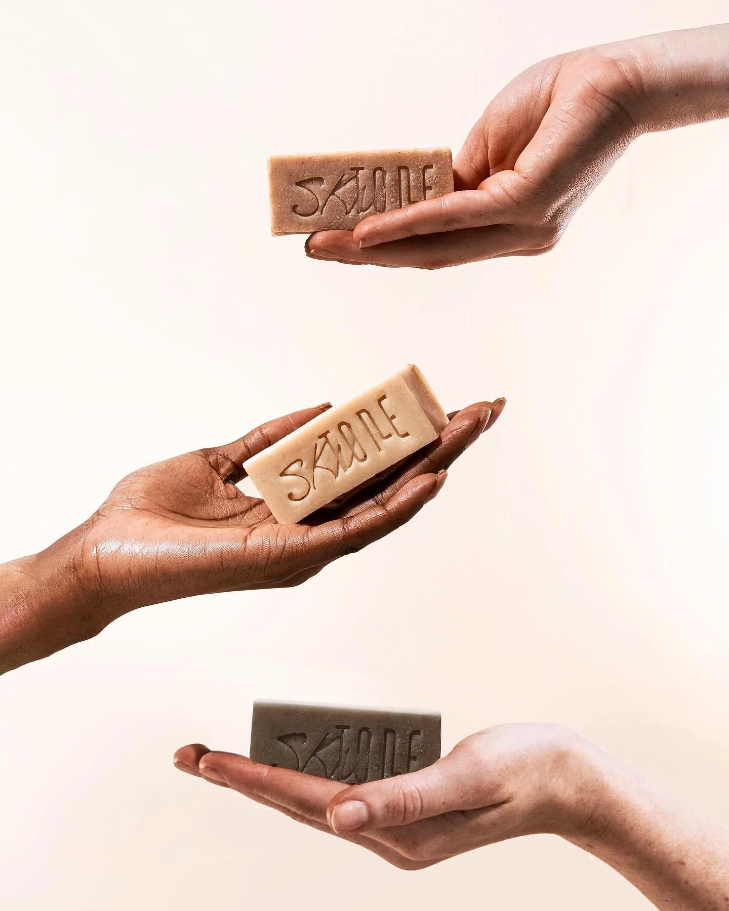 All hands on deck 👋🏼👋🏼👋🏼 Product shoot for @skntone for @wolfandbadger s product page 

#productphotography #productphotographer #studioshoot #stilllife #bathandbody #cosmetics