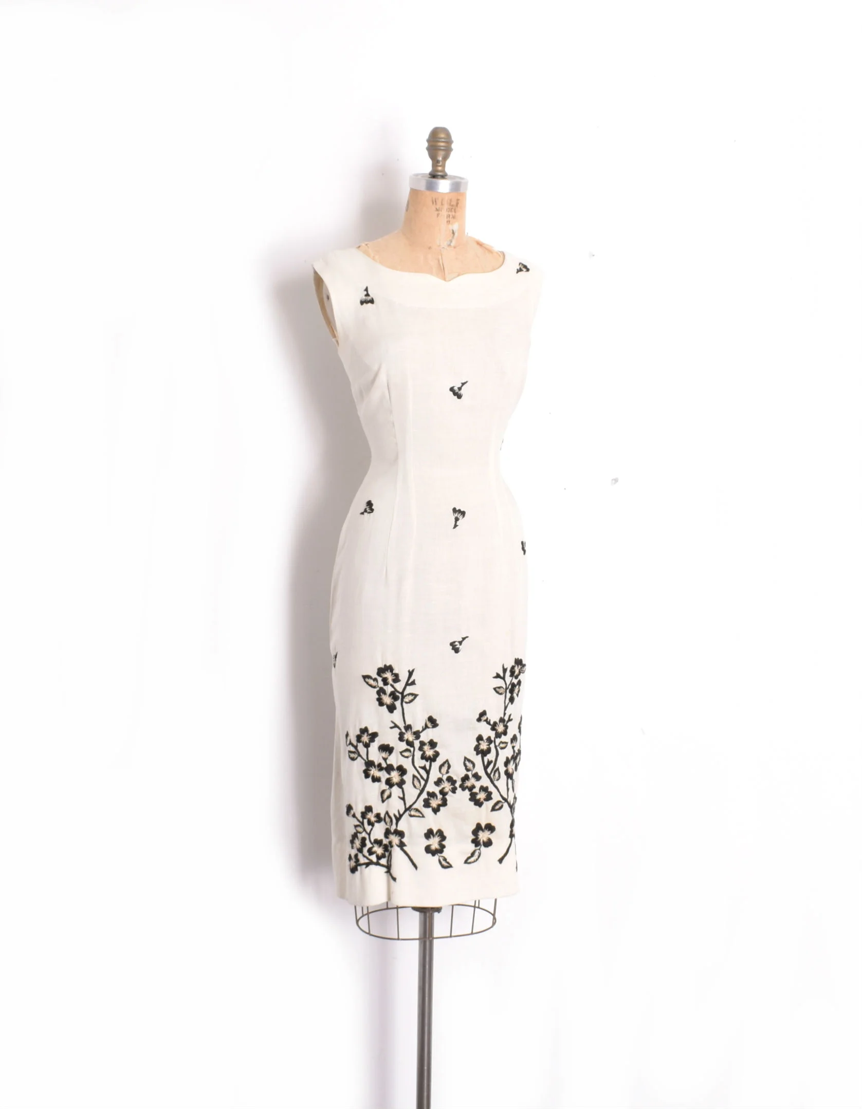 1950s embroidered sheath1.jpg