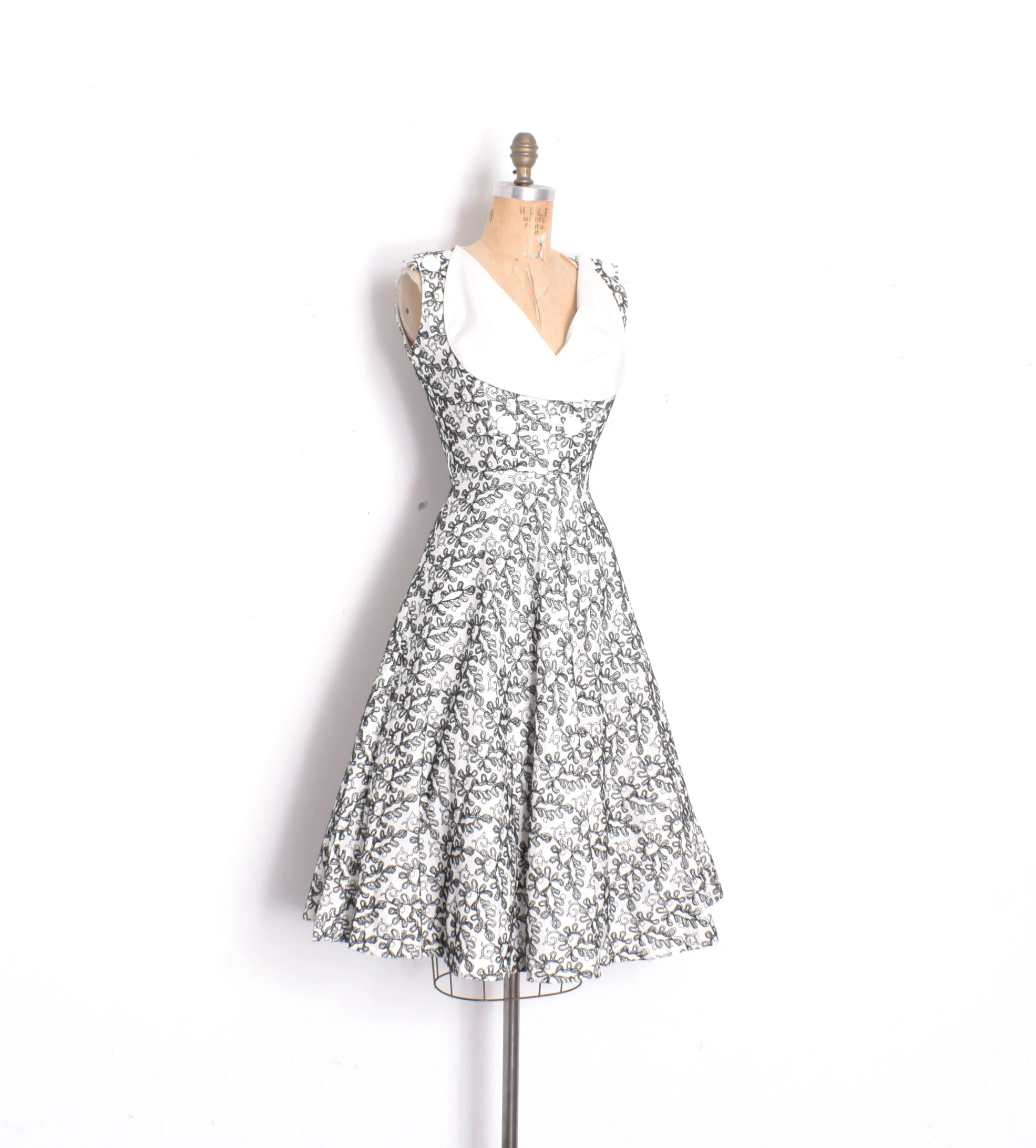 1950s embroidered dress2.jpg