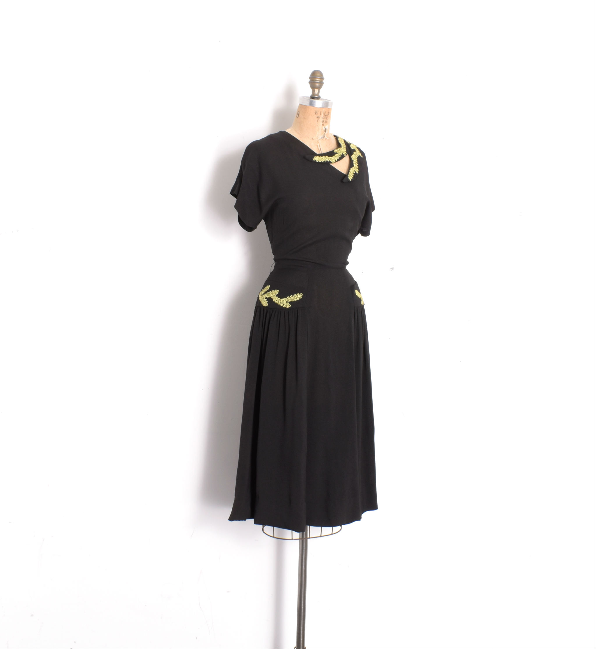 1940s chartreuse dress1.jpg