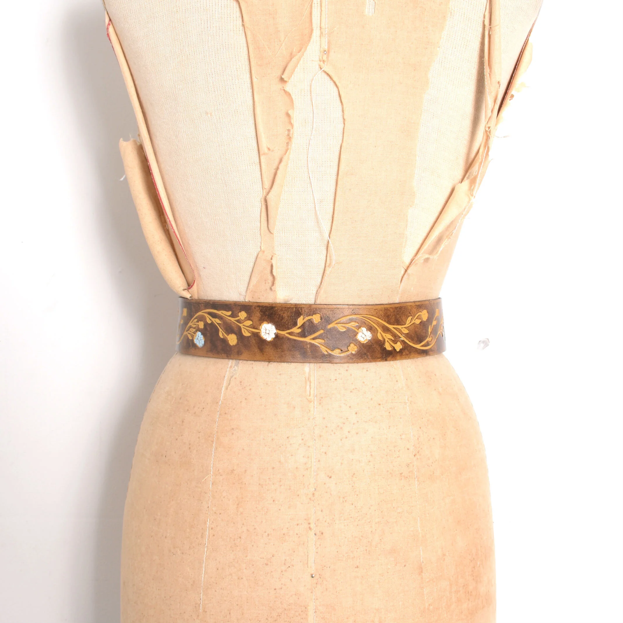 VTG genuine leather floral cutout belt with antiqued brass-tone buckle 43\