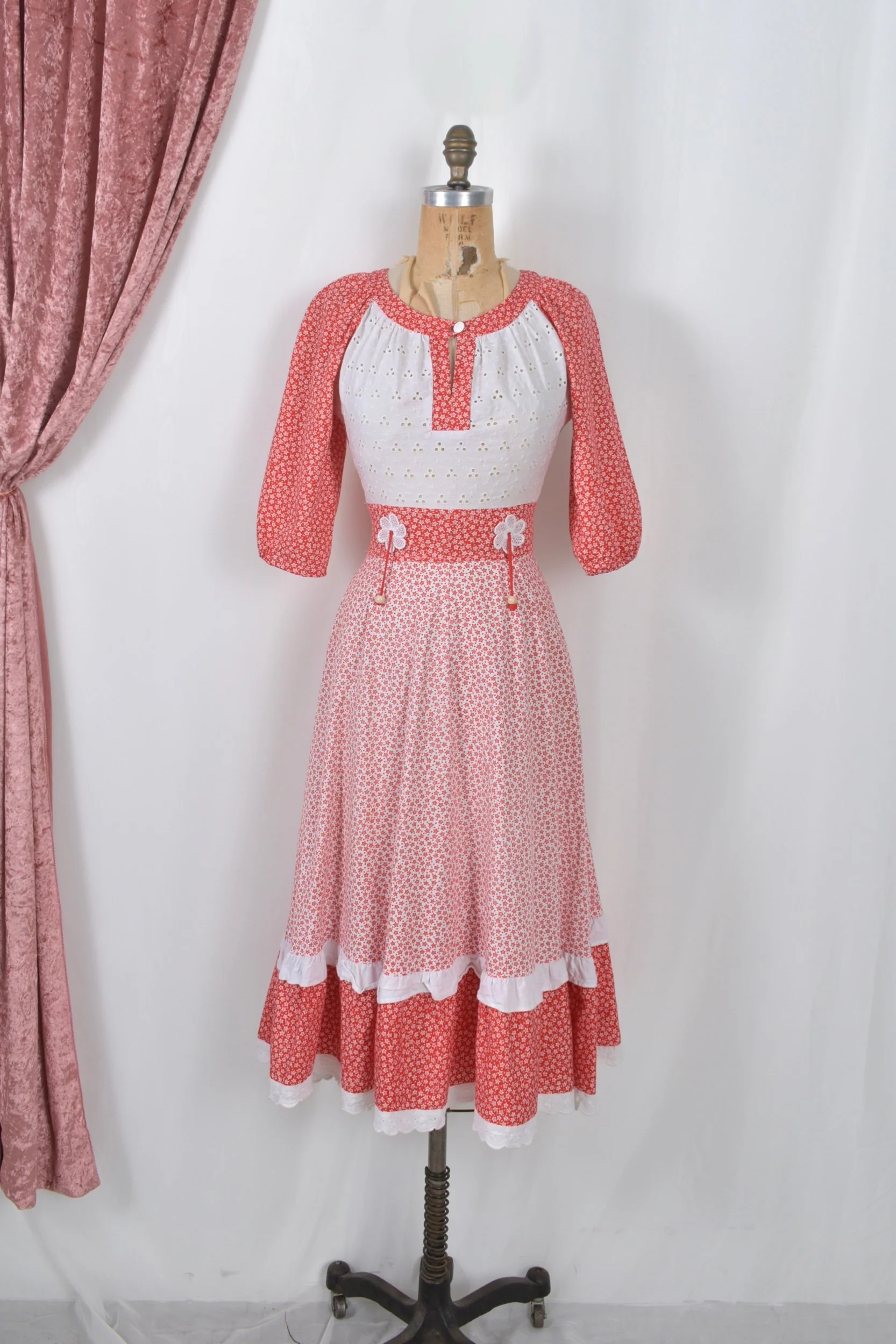 1970s floral print cotton eyelet dress