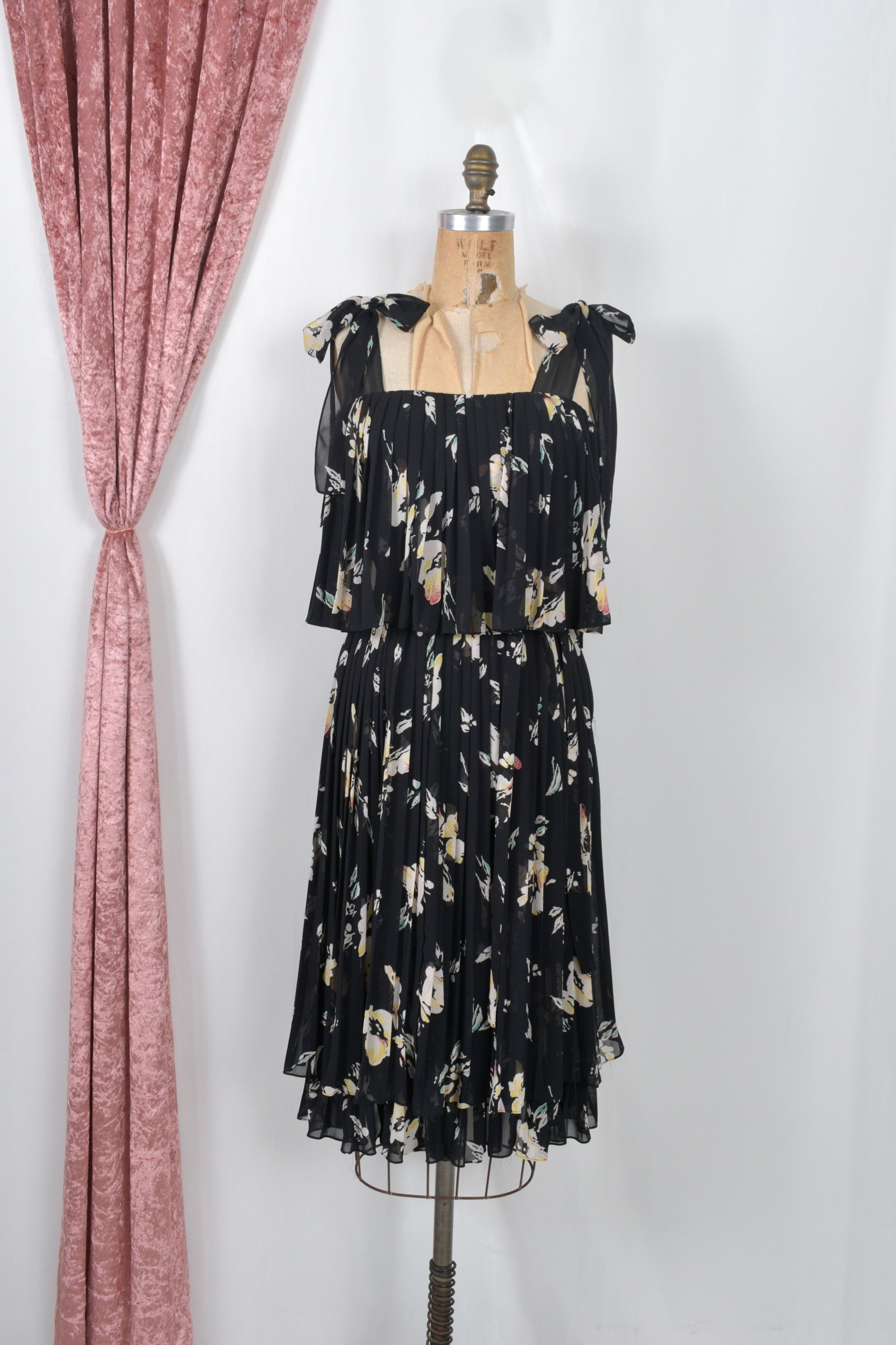 1980s albert nipon black floral print pleated chiffon dress
