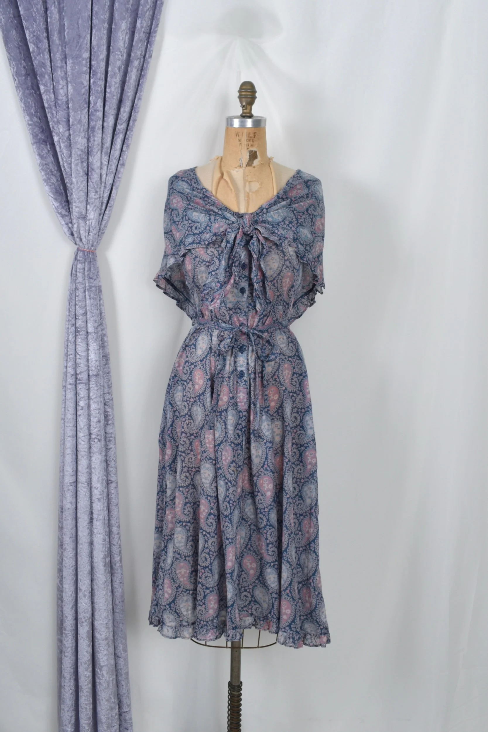 1980s albert nipon blue paisley print cotton dress with cape caped dress