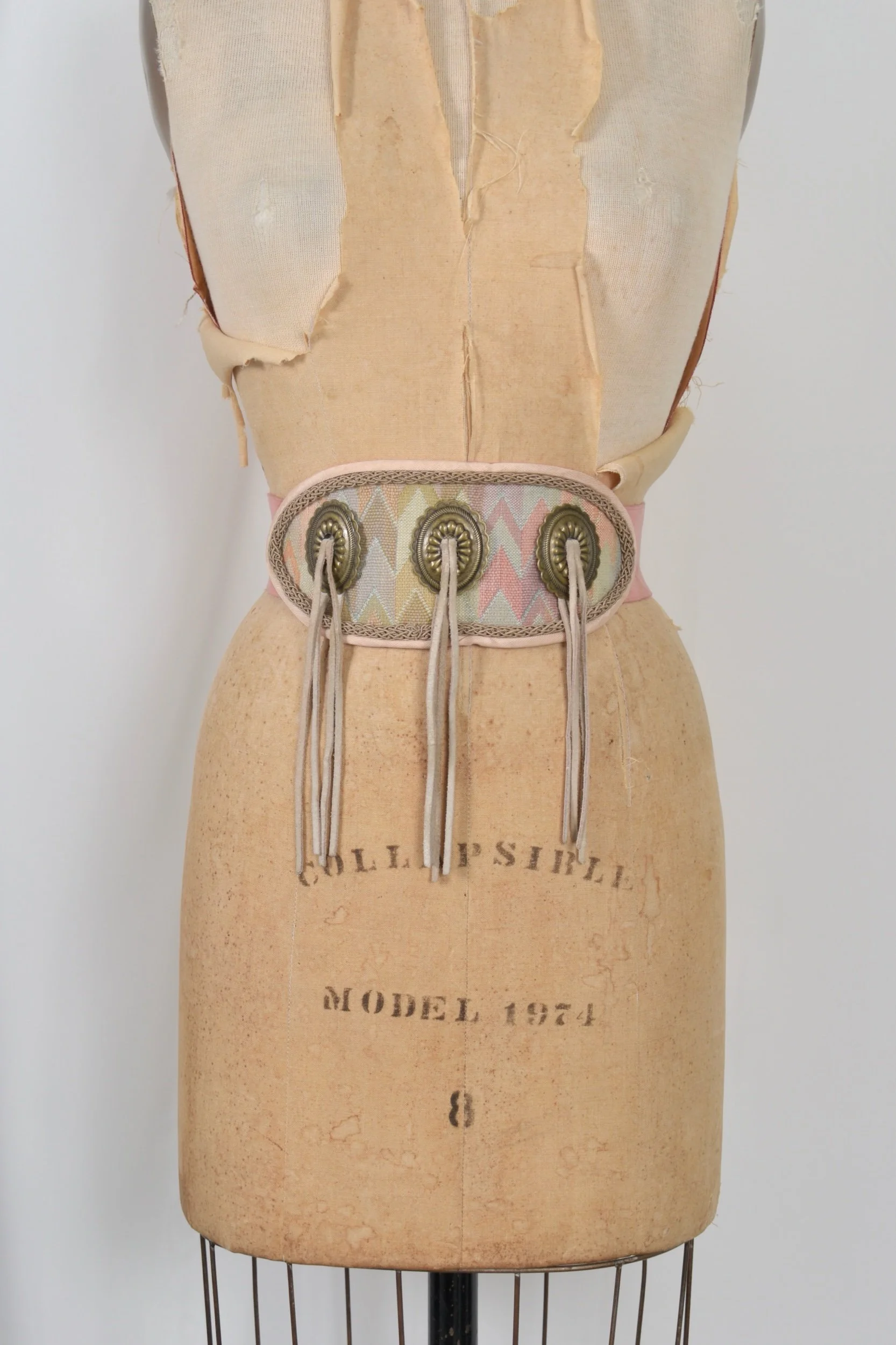 1980s pink suede western inspired fringe cochon belt