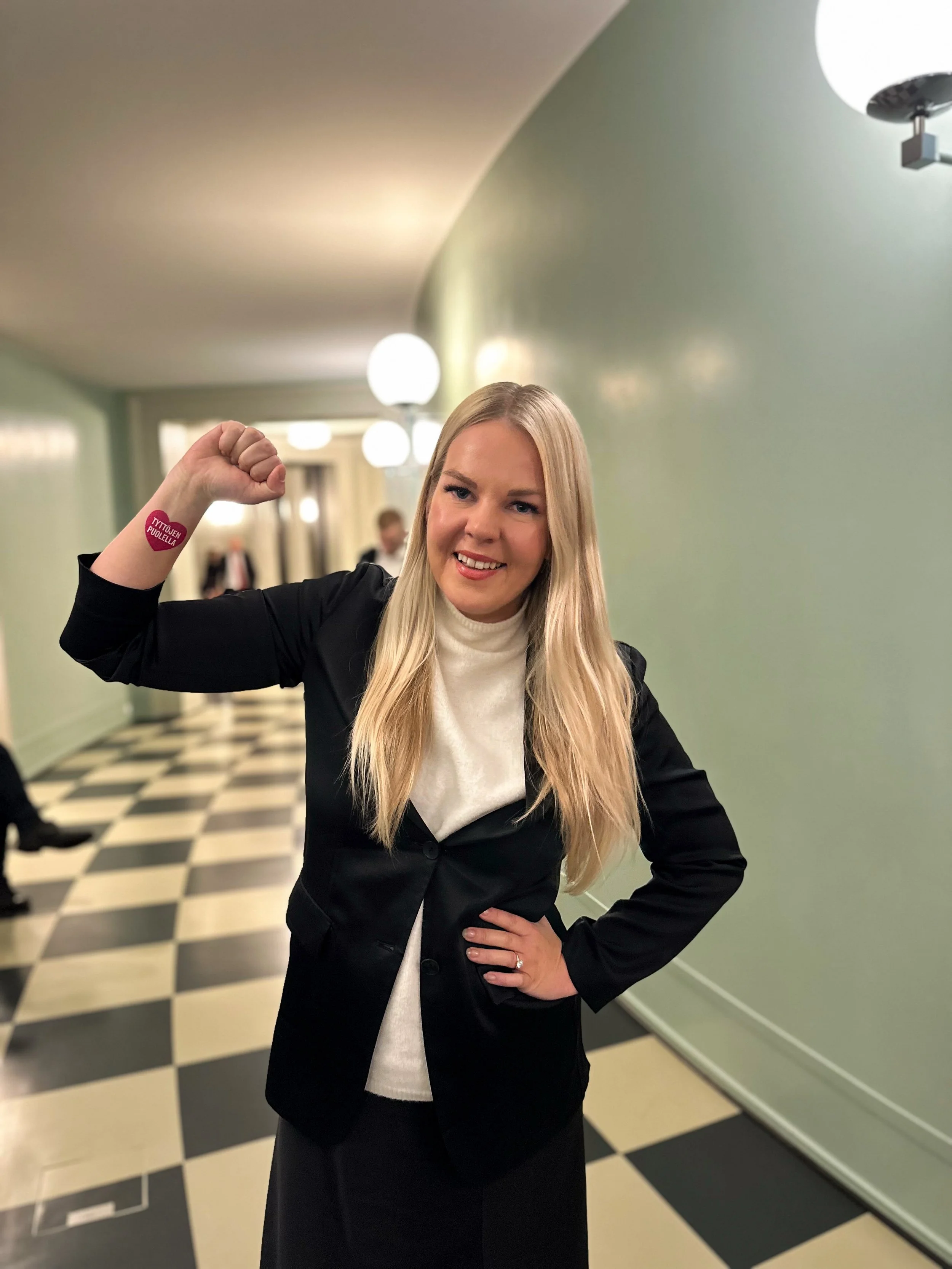 Voimakasta tytt&ouml;jen p&auml;iv&auml;&auml; 💖✊ Koska on syv&auml;lt&auml;, ett&auml; t&auml;n&auml;&auml;nkin noin 33 000 tytt&ouml;&auml; pakotetaan avioliittoon, yli 120 miljoonaa tytt&ouml;&auml; ei p&auml;&auml;se kouluun, maailman parlamente