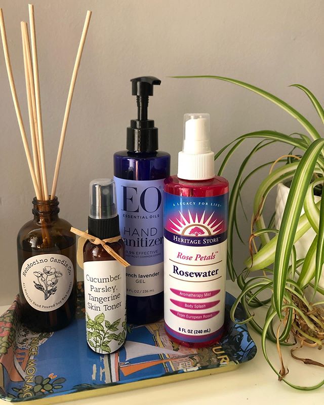 We picked up a few locally made goodies over the weekend from the Sip and Shop pop up ✨ a refreshing cucumber, parsley, and tangerine toner to spray before or after your workout from @dew_drop_wellness @delphine_davidson and a seriously yummy smellin