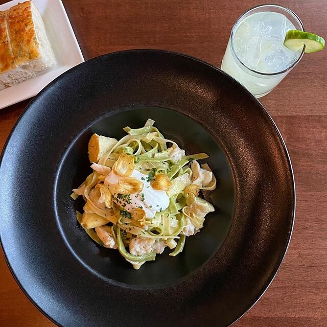 🦀 crab up your weekend plans with our crab + spinach fettuccine 🦀
&bull;
&bull;
Spinach fettuccine, crispy artichokes, lemon ver jus, local whipped goat cheese