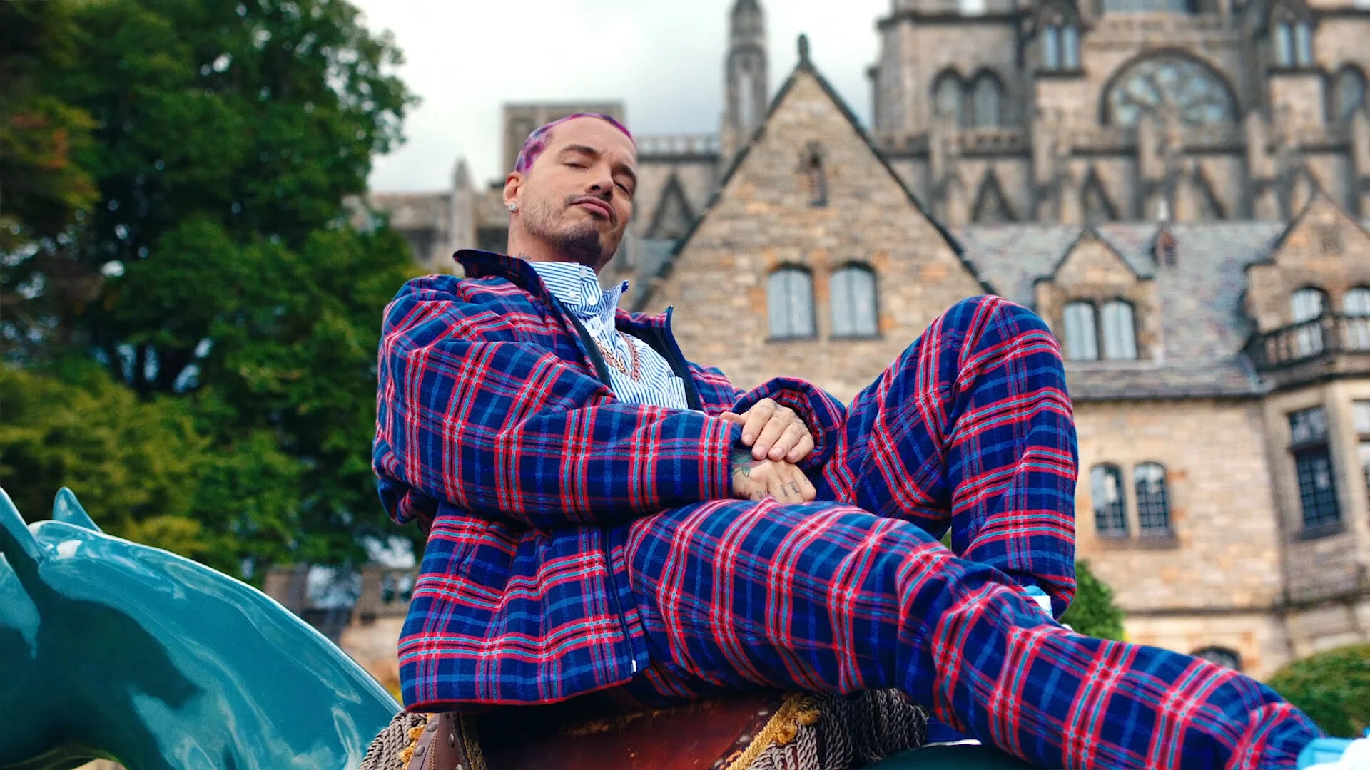 JBALVIN_MORADO_FINAL_H264.00_01_28_12.Still016.jpg