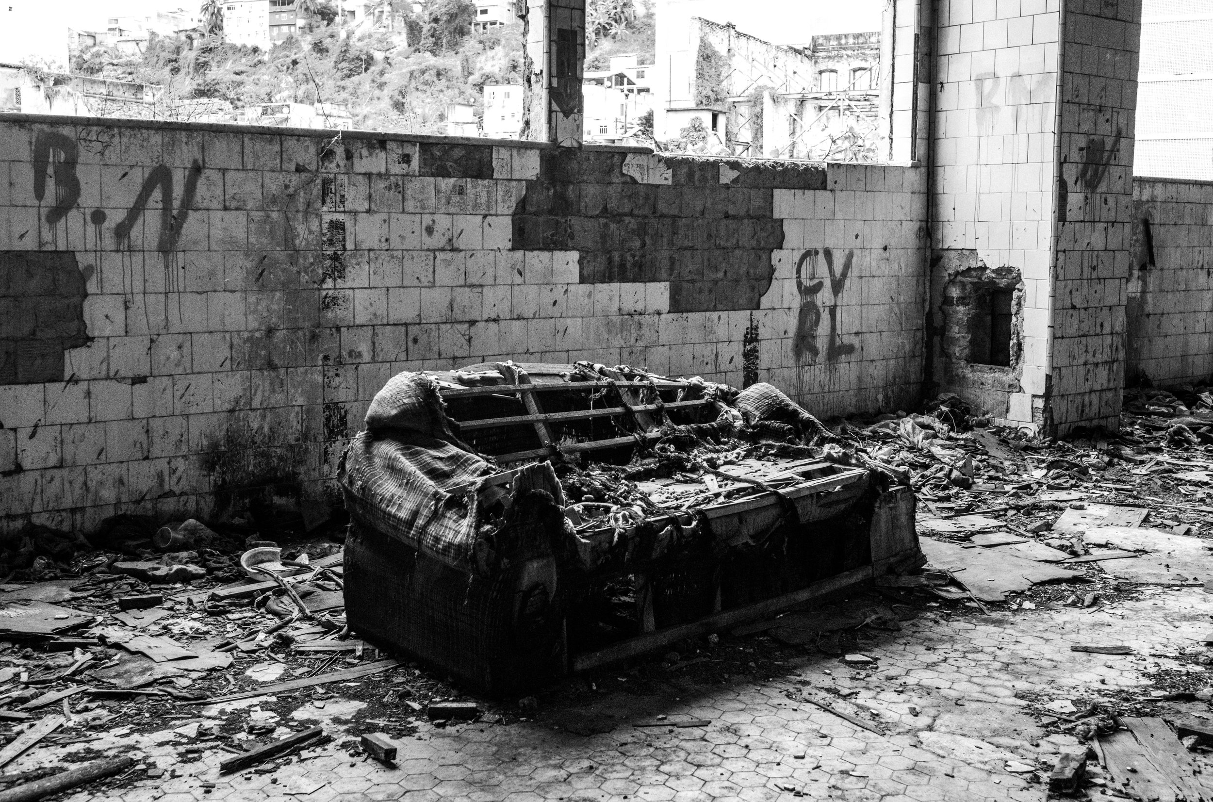  Couch on a CV controlled trap house. The tag ‘CVRL’ means Comando Vermelho (Red Command) Rogério Lemgruber (bank robber, murderer, kidnaper, drug trafficker and CV founder). 