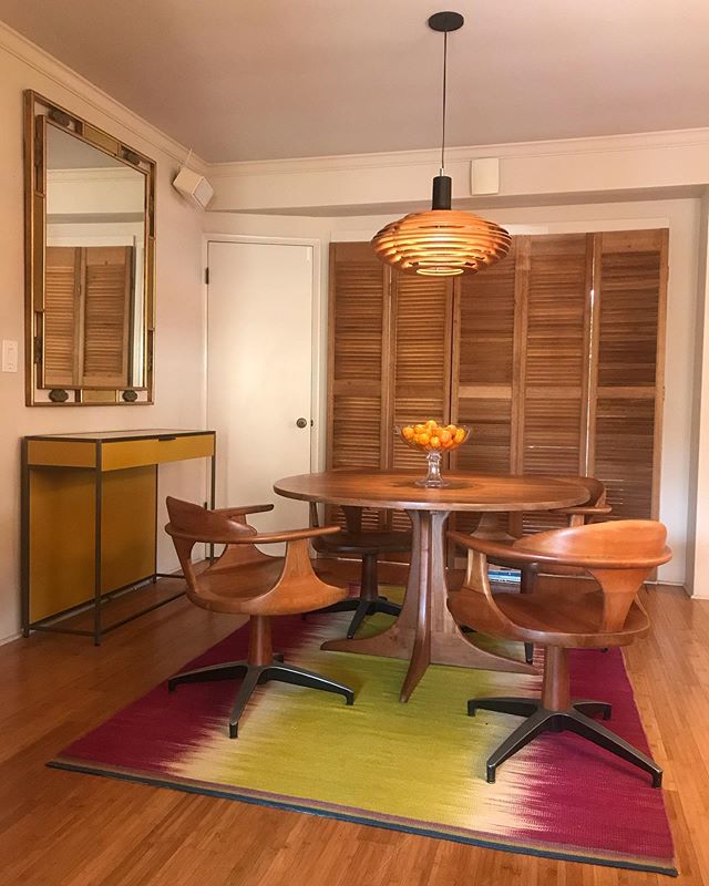 We are loving mustard and pink this season! The beautiful green &amp; hot pink rug is from @ptolemymann.rugs in London. The vintage mirror compliments our Moutarde Dita console from @lignerosetla and Heywood-Wakefield dining table with matching chair