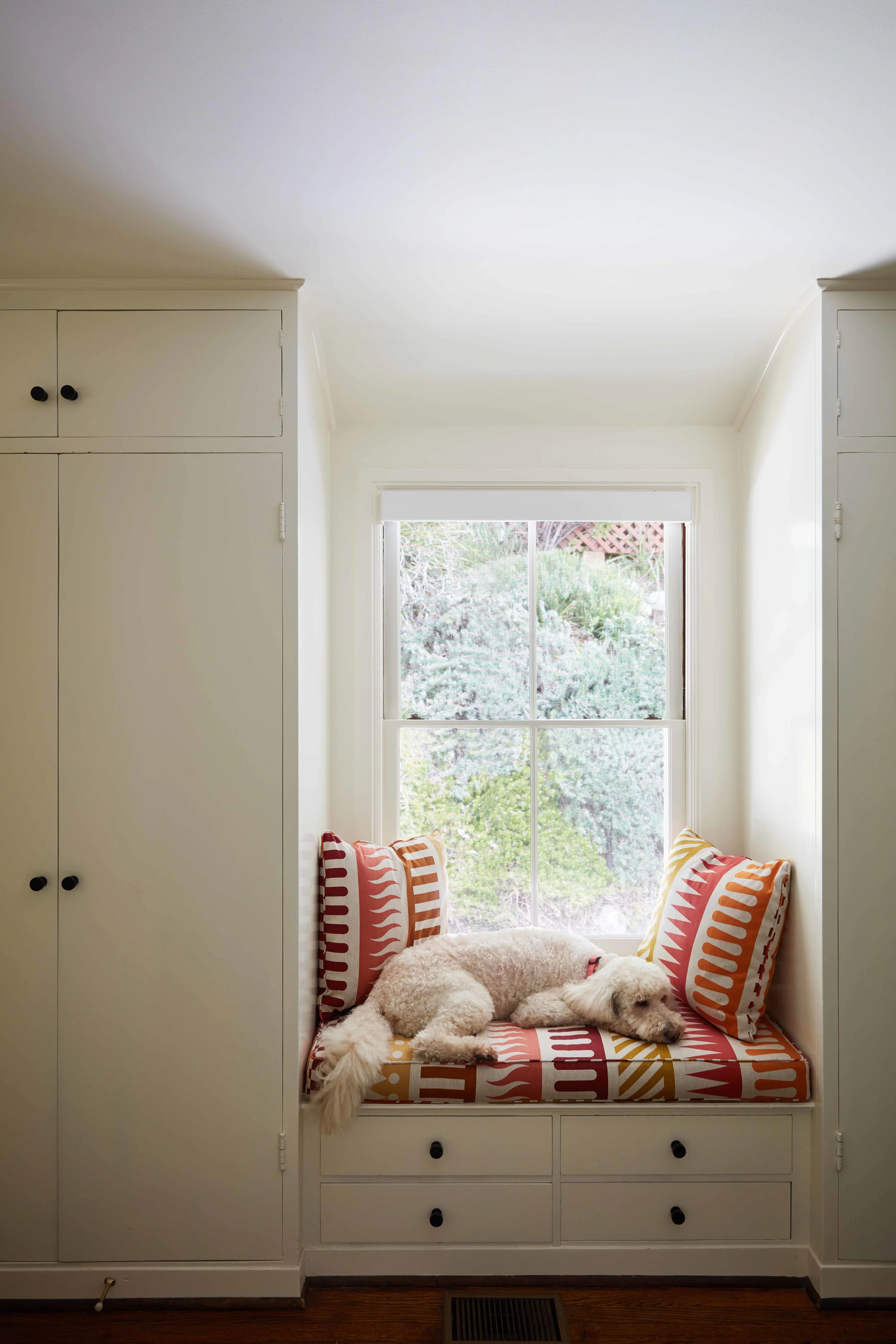 Guestroomwindowseat.jpg