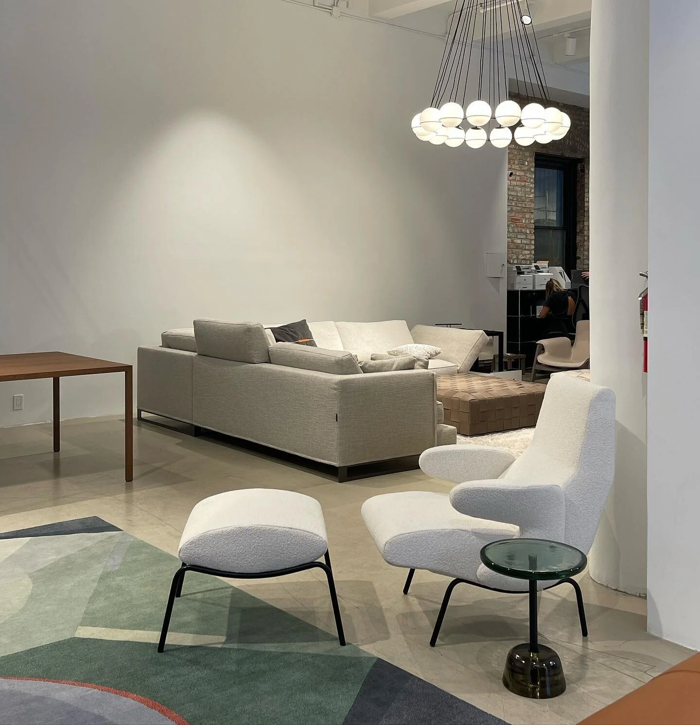 Decided on a very nice sectional with a client yesterday at @hautelivingusa from @frigerio_official. Cannot wait to see this in their new home when it’s finished. So excited for them ✨✨✨
.
.
.
#customupholstery #sectional #sectionalsofa #interi