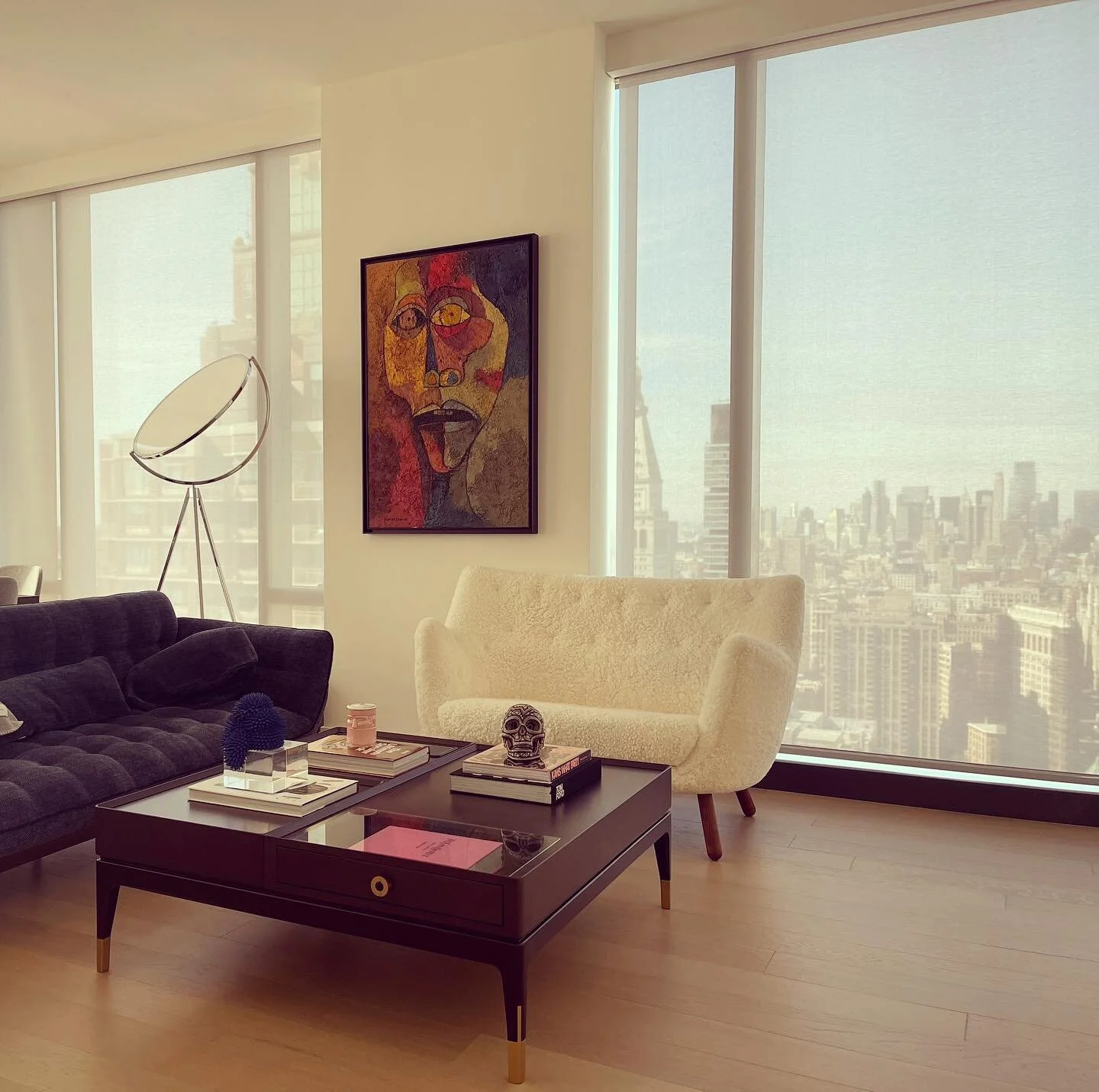 It’s installation day for the bedrooms but I’m completely distracted by the view while waiting 
.
.
.
.
.
#drapery #curtains #customupholstery #romofabrics #interiordesign #interiordesigner #nycinteriordesign #lighting #lightingdesign #r