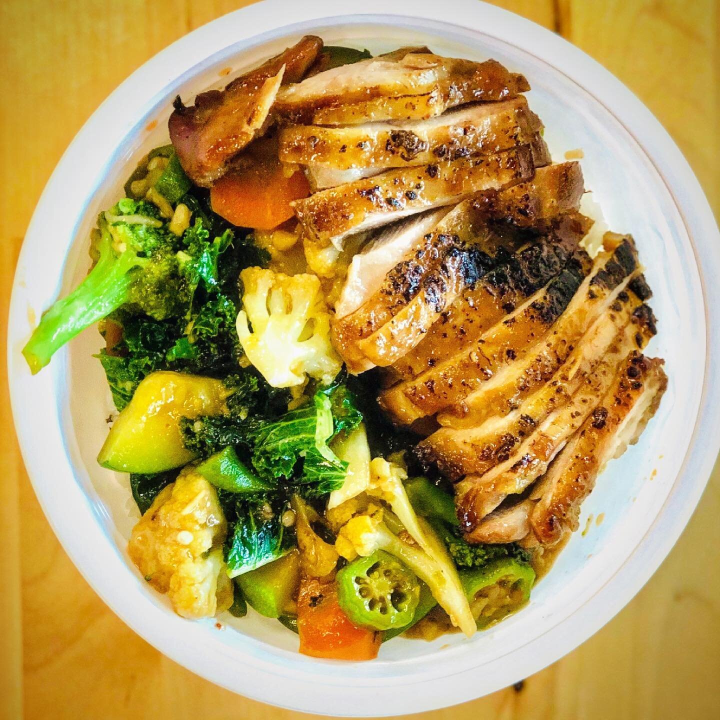 Did you know that we offer gluten-free options? Both our Stir-fried Market Vegetables and Honey Soy BBQ Chicken Bowls are gluten-friendly! This is our favorite mix and match bowl currently with a balance of veggies and protein. Order online, get it d