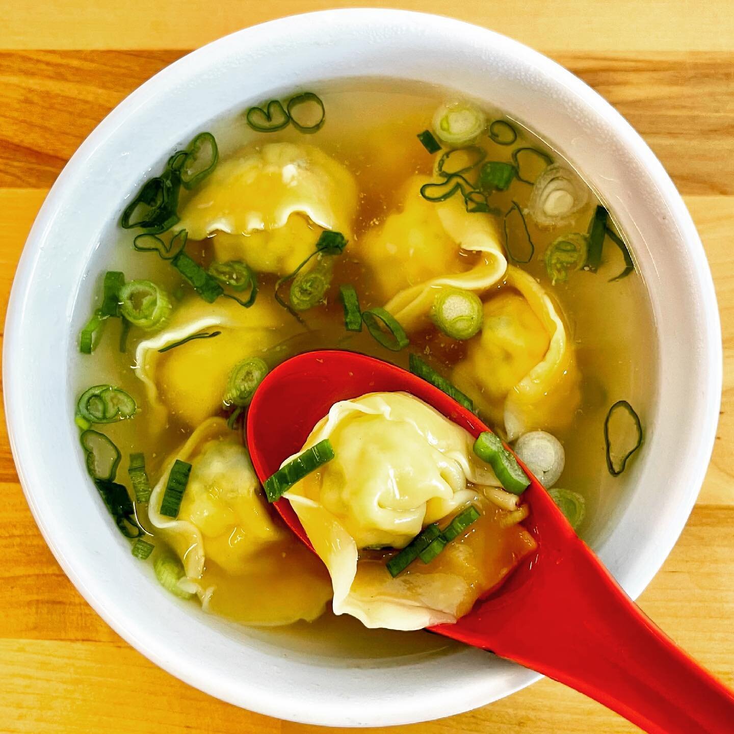🚨 FISH WONTONS IN BROTH 🚨 
Round plump wontons filled with freshly ground white fish and cilantro. Get them in vegan or chicken broth for a comforting hearty soup. (Soy and pescatarian friendly) Order online, stop by our store, or get them delivere