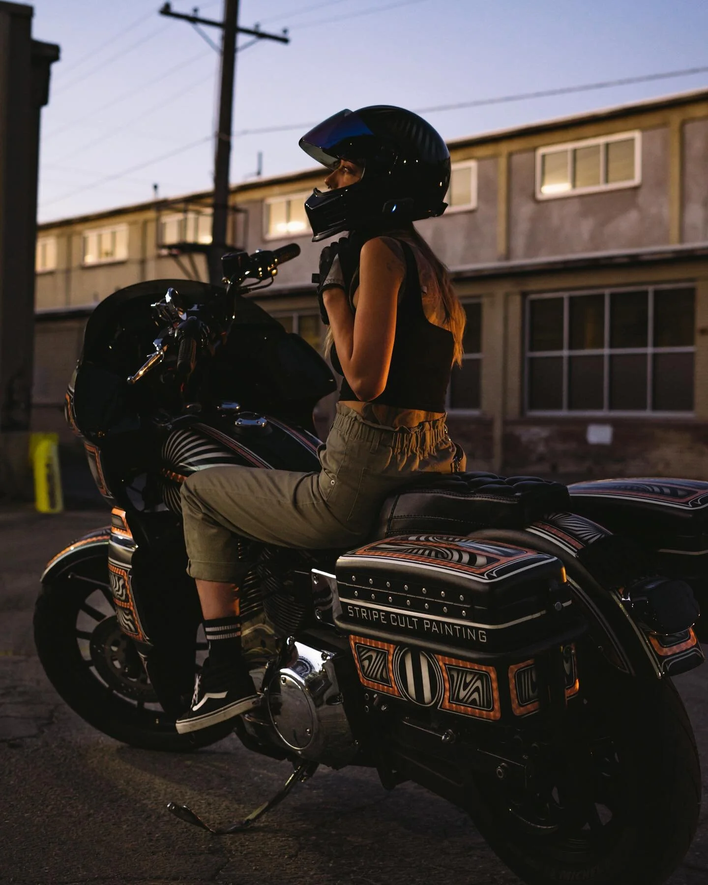 Hot Golden Summer Streets in the City of Salt 🔥🌞🌻 
Custom Paint: @stripe_cult_painting
Harley Dyna: @stripe_cult_painting @seth_clark__ @saltcitybuilds 
#utah #801 #motorcycle #dyna #harley #custom #bagger #harleydavidson #saltlake #slc #saltlakec