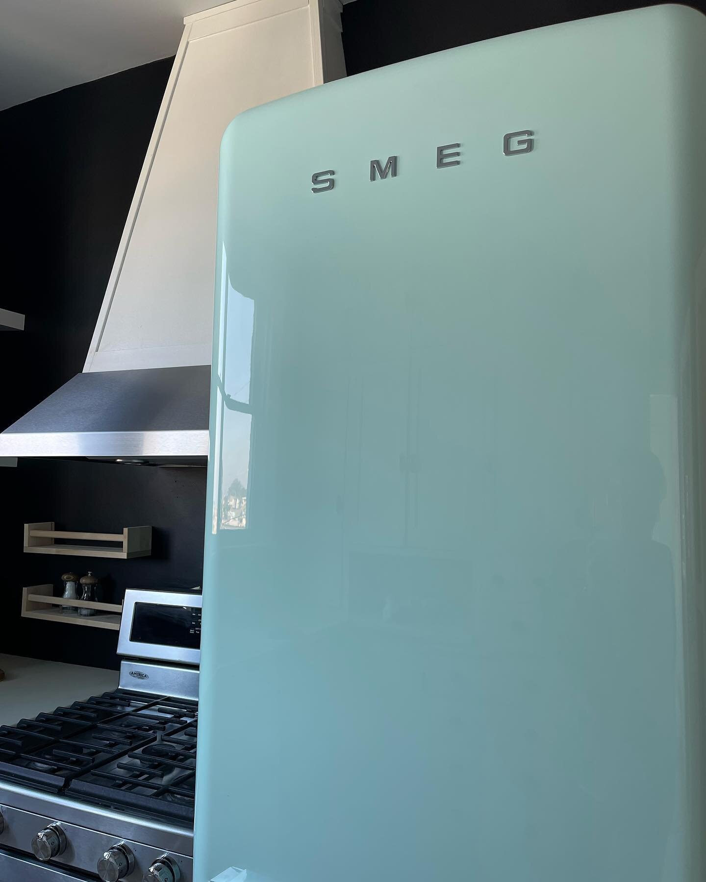 I mean who doesn&rsquo;t ❤️ a teal fridge! @smegusa