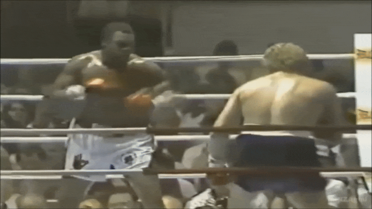 Larry Holmes, one of the best heavyweight jabbers of all time, utilizing the lead jab straight down the pipe.