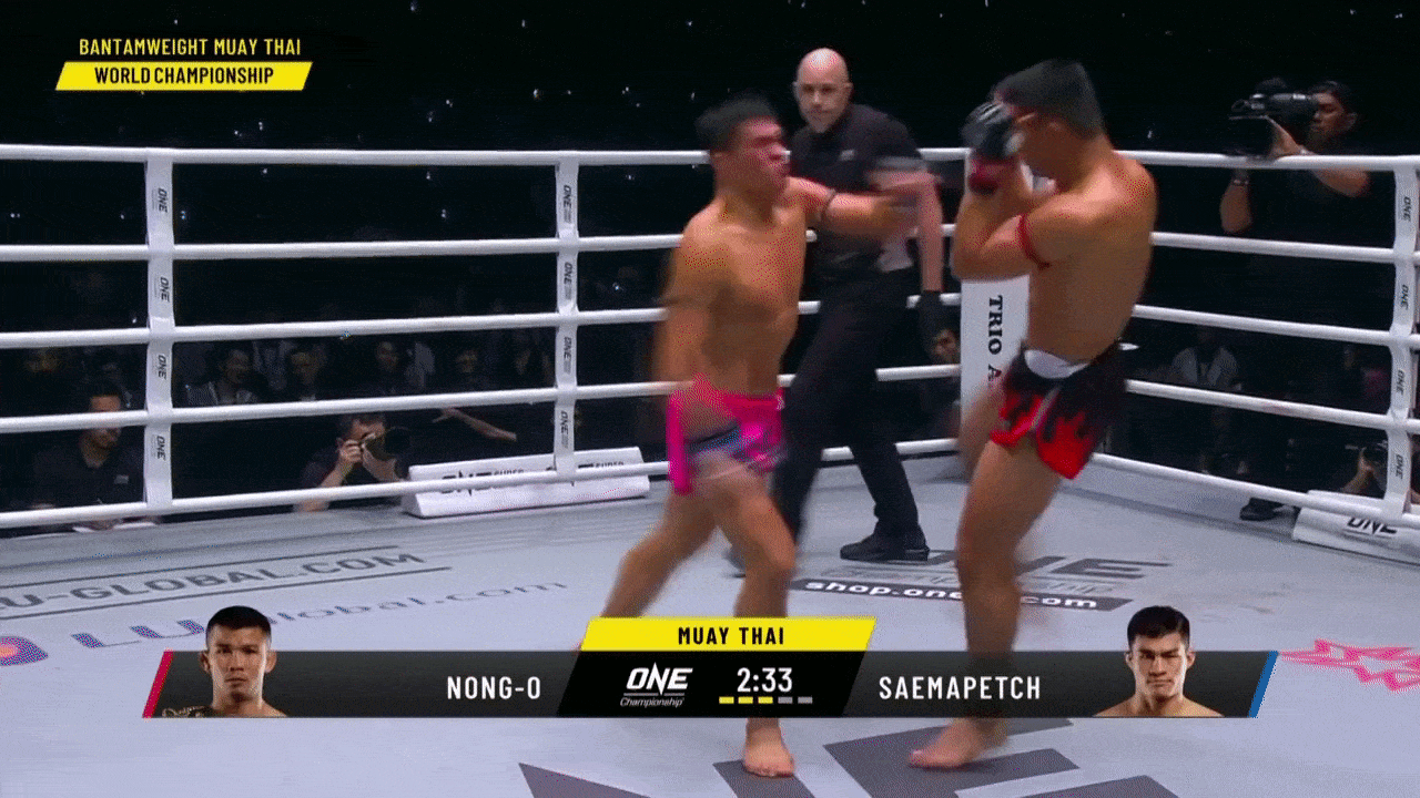 The small distance between their lead hands means that opposite stance fighters often paw their hand out fighting for the dominant position.