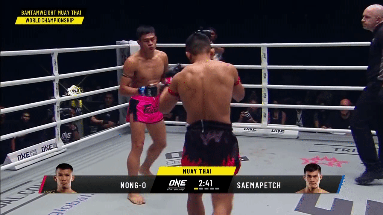 By controlling both foot and hand control, Nong-O was able to fire the stronger and more effective rear power shots.
